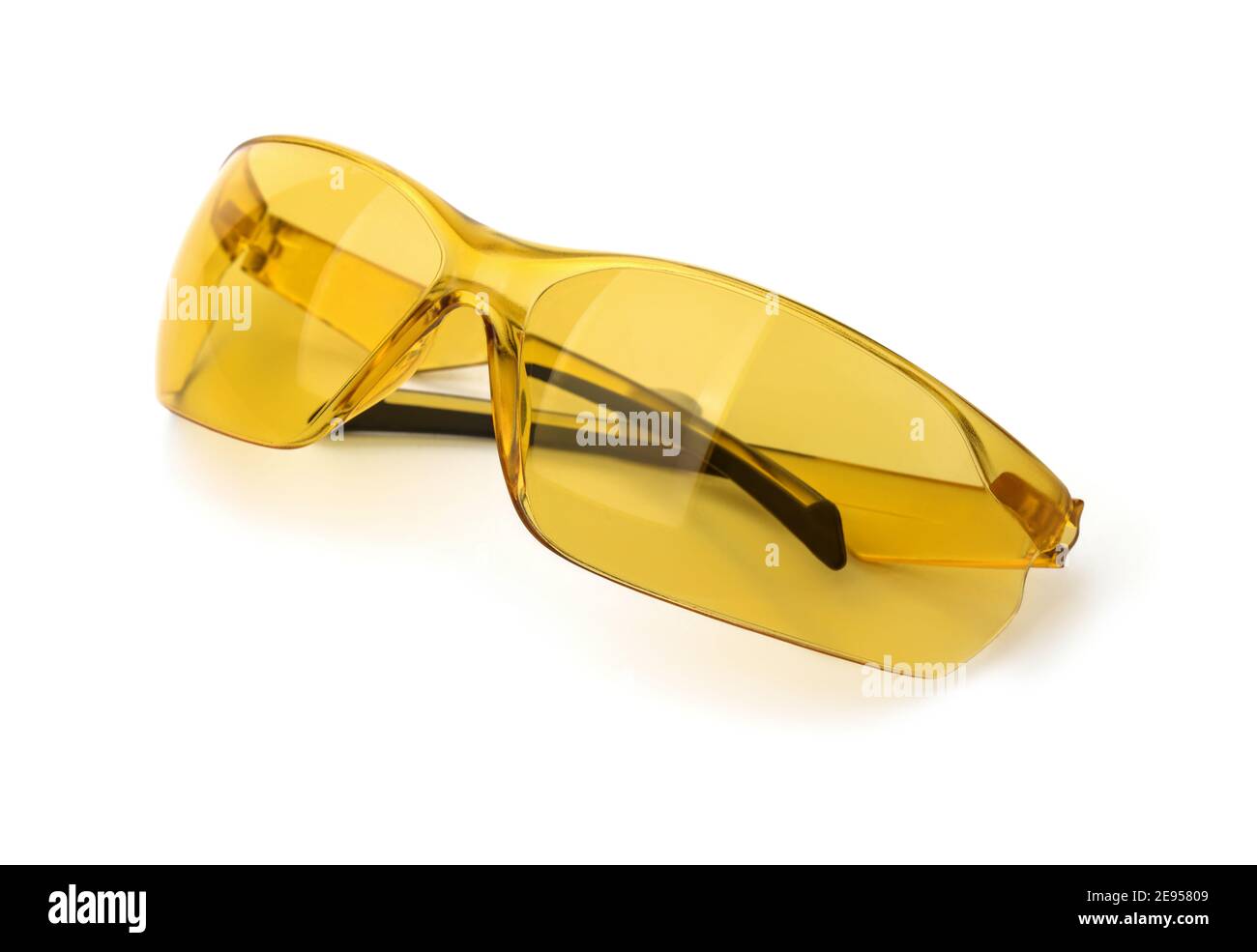 Gelb polarisiert Fahrrad Sonnenbrille isoliert auf weißem Stockfoto
