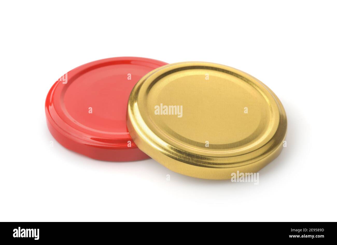 Zwei Deckel aus Gold und rotem Metall isoliert auf Weiß Stockfoto