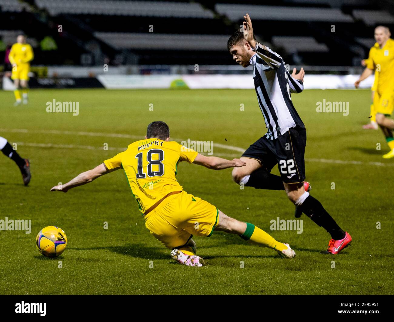 2. Februar 2021; St Mirren Park, Paisley, Renfrewshire, Schottland; Scottish Premiership Football, St Mirren gegen Hibernian; Jamie Murphy von Hibernian wird in der Kiste von Marcus Fraser von St Mirren gefullt und Hibs werden mit einer Strafe belohnt. Stockfoto