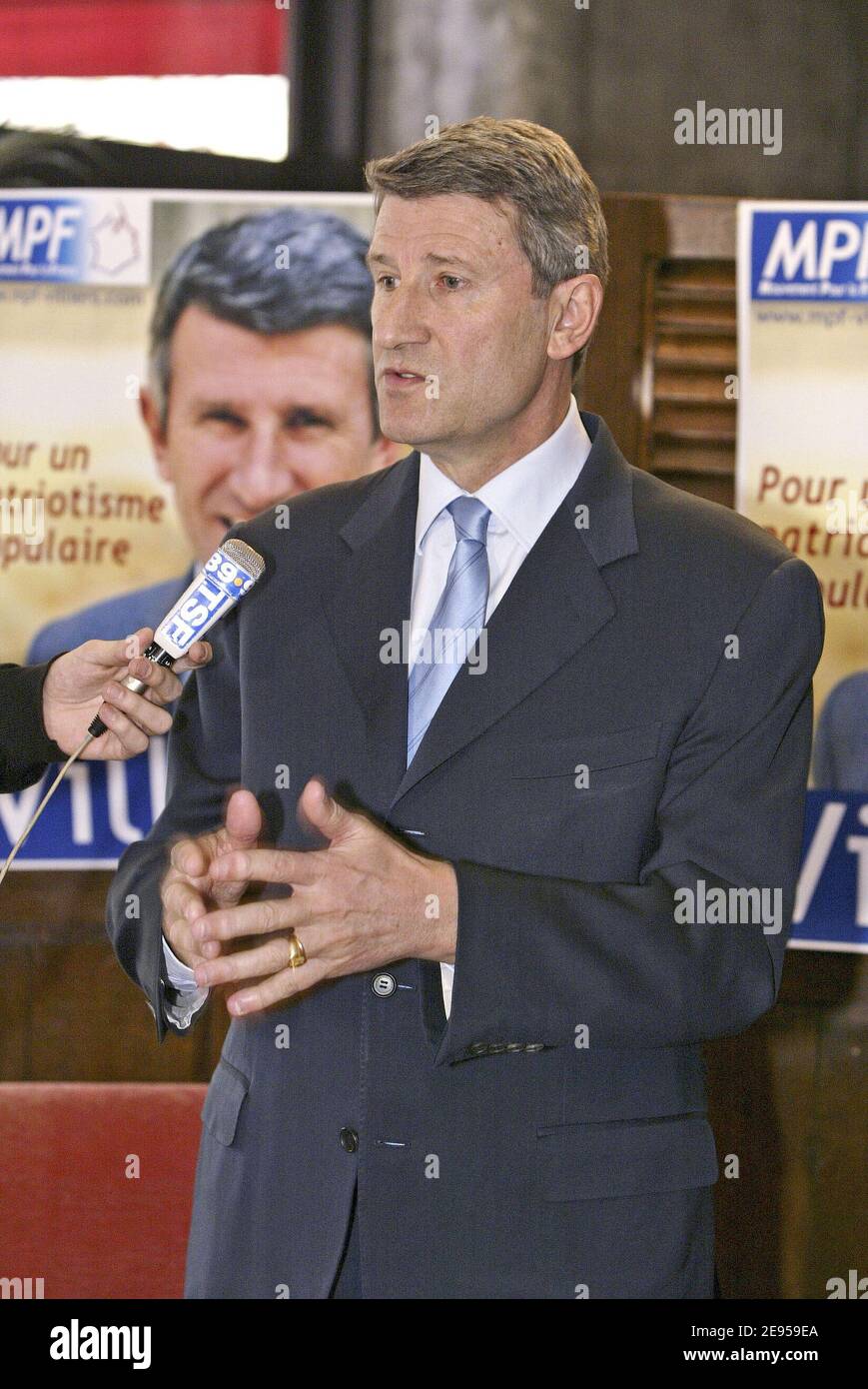 Philippe de Villiers, der französische Führer der MPF, überreicht der Presse am 10. Januar 2006 im Café 'La Terrasse' in Paris seine neuen Jahreswünsche, zusammen mit dem Generalsekretär und Nummer 2 der Partei Guillaume Peltier. Foto von Edouard Bernaux/ABACAPRESS.COM Stockfoto