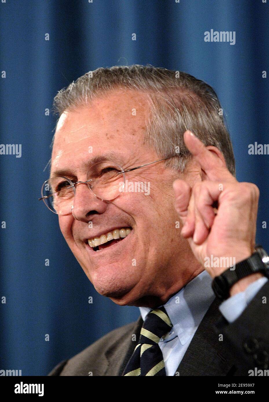 Verteidigungsminister Donald Rumsfeld reagiert auf US-Senatorin Hillary Clinton, die eine Untersuchung von Berichten fordert, dass mehr Körperpanzerung den Tod einiger amerikanischer Soldaten und Marines im Irak während einer Pressekonferenz im Pentagon am 12. Januar 2006 hätte verhindern können. Foto von Olivier Douliery/ABACAPRESS.COM Stockfoto
