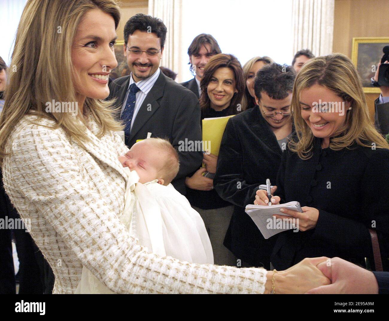 Prinzessin Letizia mit den Jounalisten nach der Taufzeremonie ihrer Tochter, Infantin von Spanien Prinzessin Leonor Borbon-Ortiz im Zarzuela Palast in Madrid, Spanien, am 14. Januar 2006. Foto von Pool/ABACAPRESS.COM Stockfoto