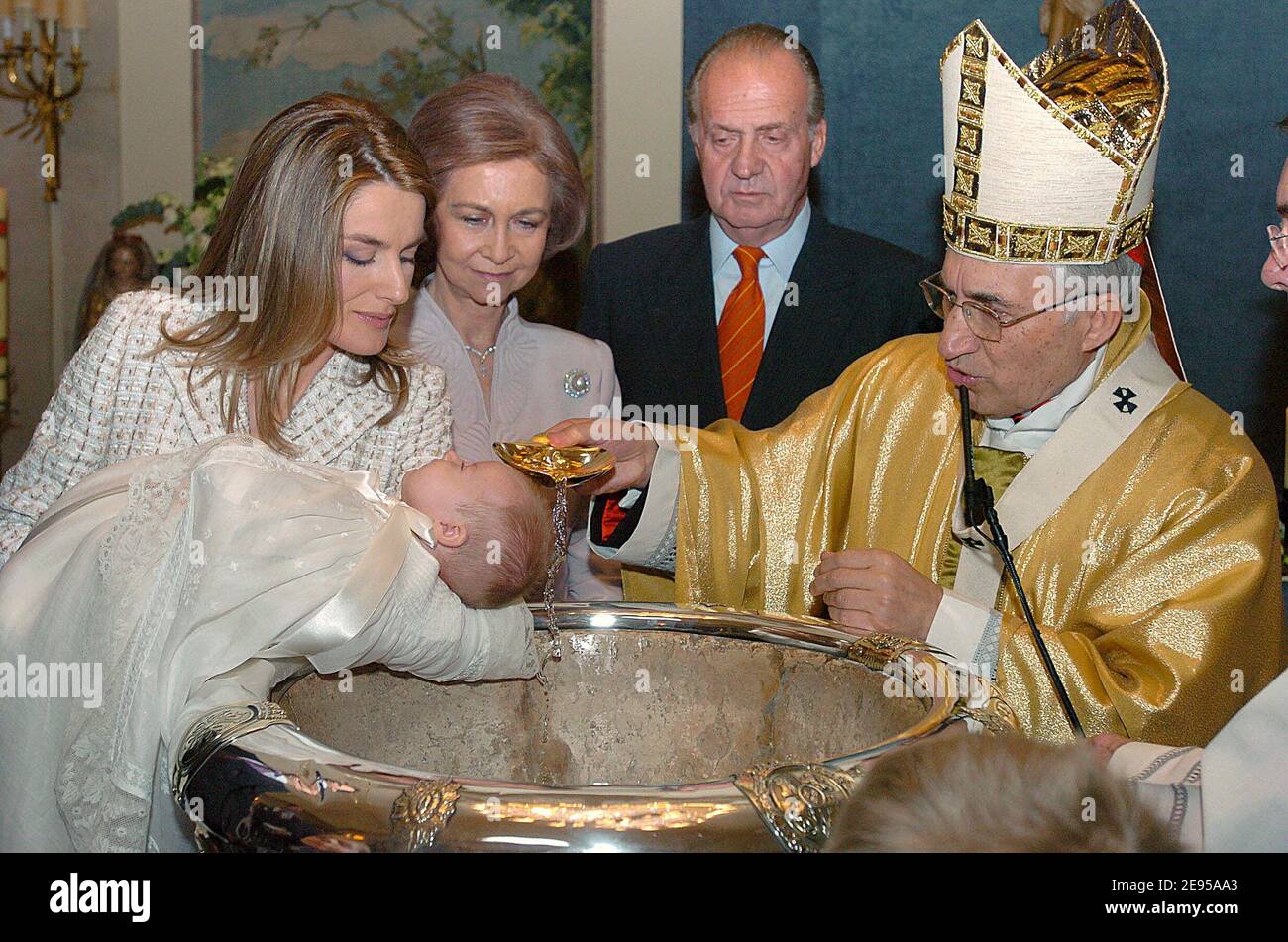 Königin Sofia und König Juan Carlos mit Prinzessin Letizia während der Taufe von Infantin von Spanien Prinzessin Leonor Borbon-Ortiz im Zarzuela Palast in Madrid, Spanien, am 14. Januar 2006. Foto von Pool/ABACAPRESS.COM Stockfoto