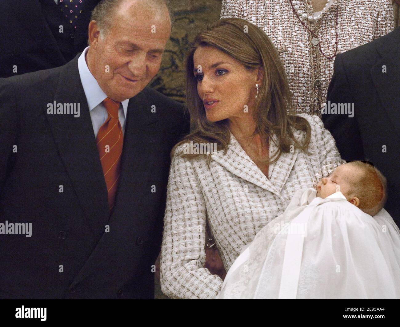 König Juan-Carlos und Prinzessin Letizia während der Taufe von Prinzessin Leonor Borbon-Ortiz im Zarzuela Palast in Madrid, Spanien, am 14. Januar 2006. Foto von Pool/ABACAPRESS.COM Stockfoto