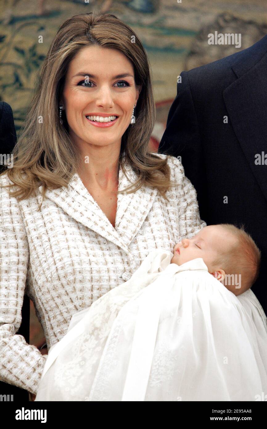 Prinzessin Letizia posiert mit ihrer Tochter für Fotografen während der Taufe von Prinzessin Leonor Borbon-Ortiz im Zarzuela Palast in Madrid, Spanien, am 14. Januar 2006. Foto von Pool/ABACAPRESS.COM. Stockfoto