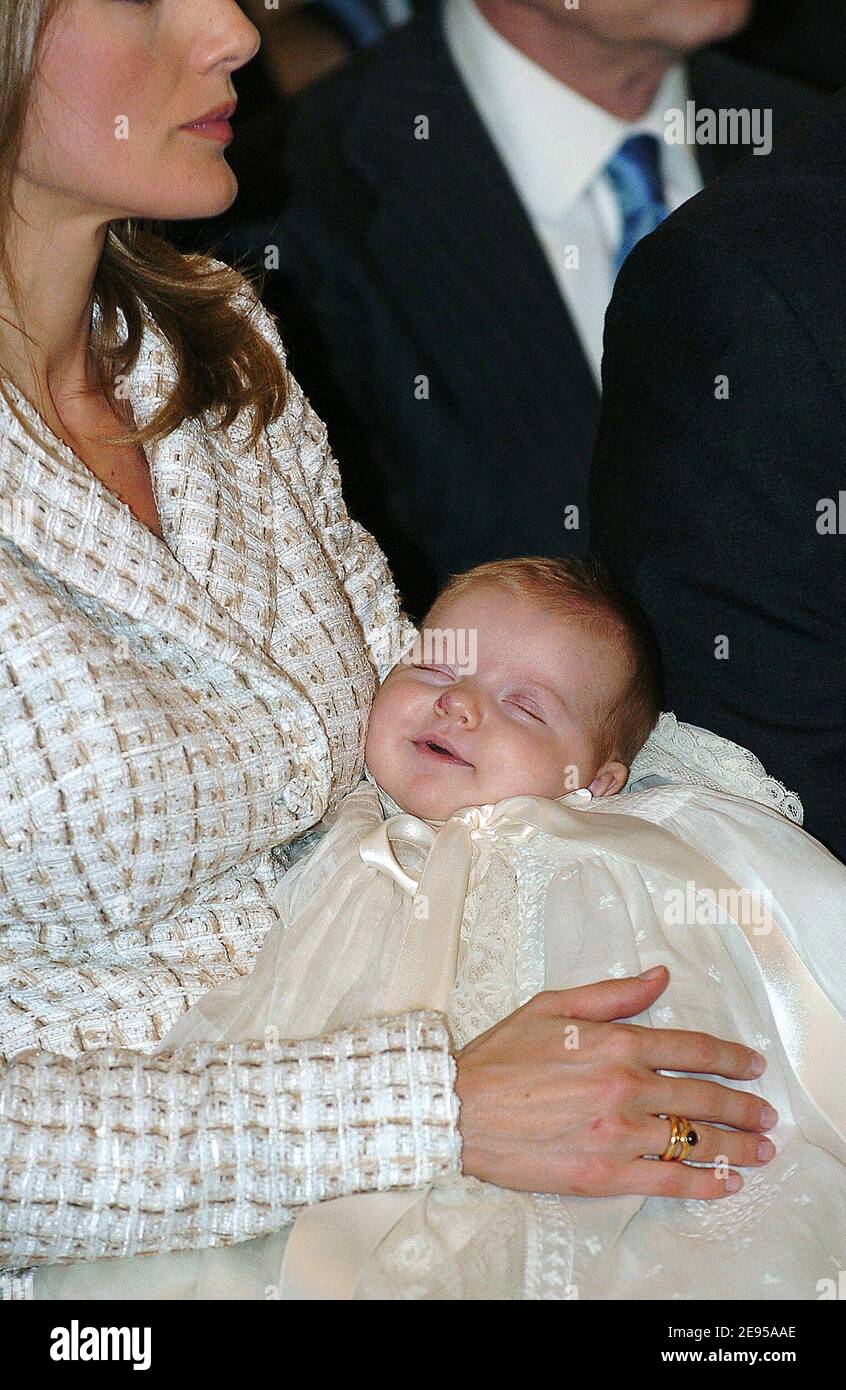 Prinz Felipe von Asturien und Prinzessin Letizia mit ihrer Tochter nehmen an der Taufe von Prinzessin Leonor Borbon-Ortiz im Zarzuela Palast in Madrid, Spanien, am 14. Januar 2006 Teil. Foto von Pool/ABACAPRESS.COM Stockfoto