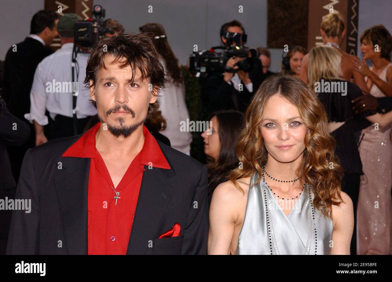 Johnny Depp und seine langjährige Partnerin Vanessa Paradis haben sich getrennt. Ein Publizist für Depp sagte in einer Erklärung am Dienstag, dem 19. Juni 2012, dass die beiden "sich gütlich getrennt haben". Die Erklärung forderte Privatsphäre für das ehemalige Paar und ihre beiden Kinder, 9-jährigen Sohn, Jack, und 13-jährige Tochter, Lily-Rose. Datei Foto : Johnny Depp und Vanessa Paradis bei der Ankunft bei den 63. Annual Golden Globe Awards im Beverly Hilton Hotel in Los Angeles, CA, USA am 16. Januar 2006. Foto von Hahn-Khayat/ABACAPRESS.COM Stockfoto