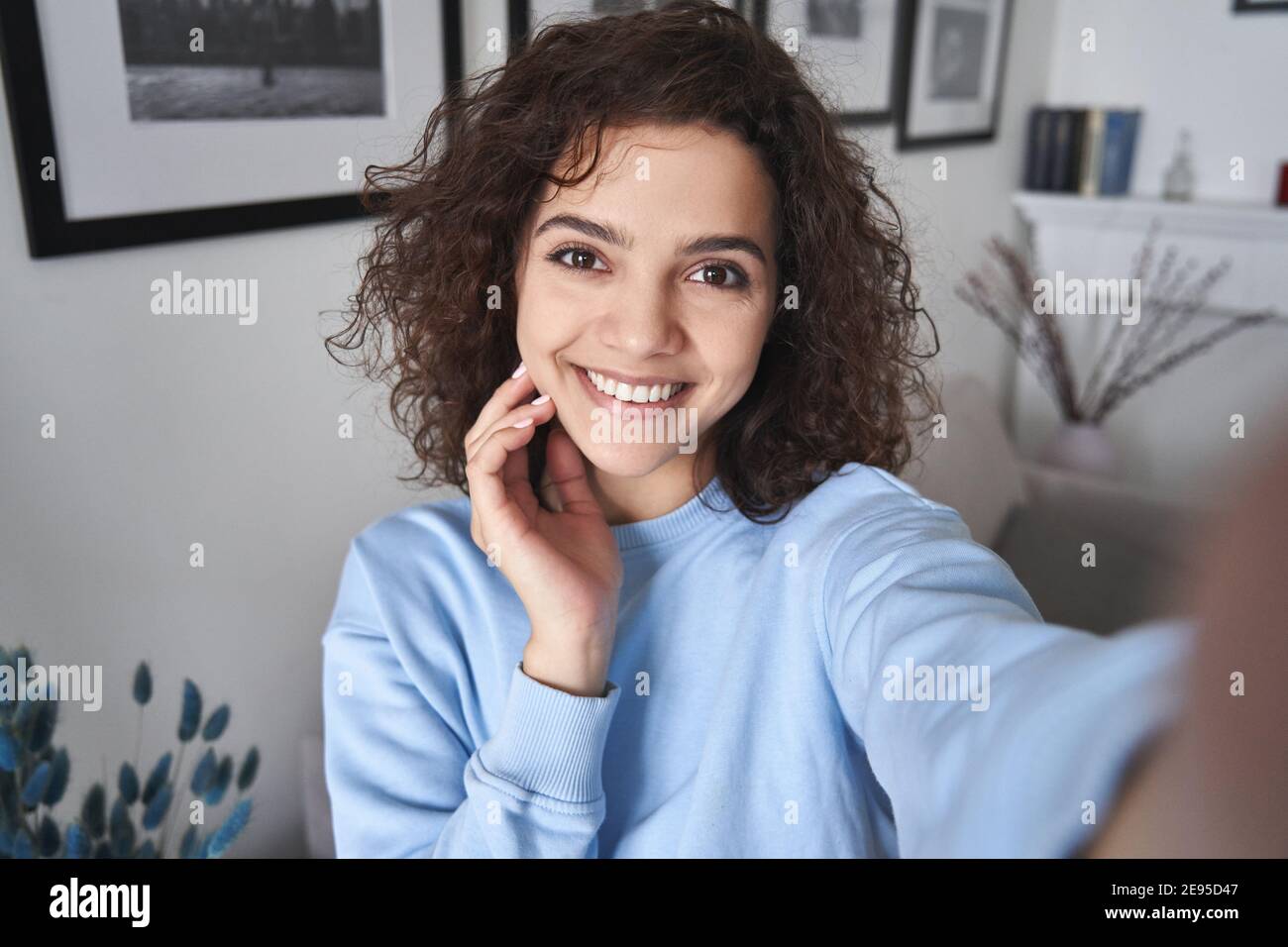 Glücklich ziemlich hispanic teen Mädchen halten Telefon Blick auf Kamera nehmen Selfie. Stockfoto