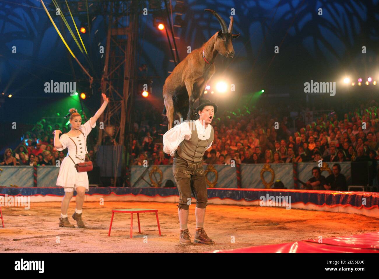 Künstler treten bei der Eröffnung des 30. Monte Carlo Circus Festivals in Monaco am 19. Januar 2006 auf. Foto von Cardinale/Pool/ABACAPRESS.COM Stockfoto