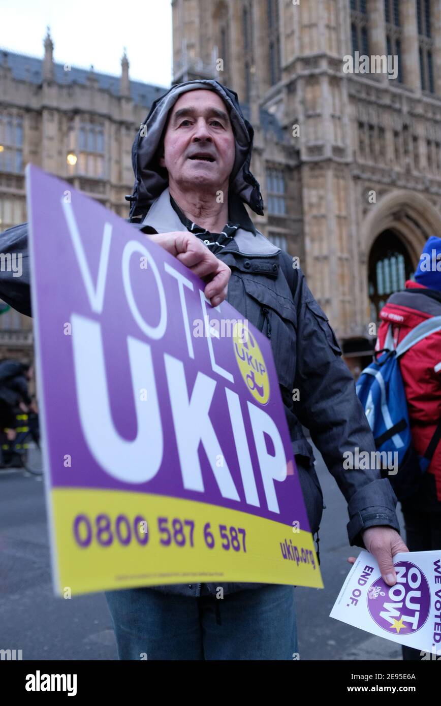 LONDON - 15th. JANUAR 2019: Ein Mann hält während einer Brexit-Demonstration ein Votum Ukip-Plakat vor dem Londoner Parlament. Stockfoto