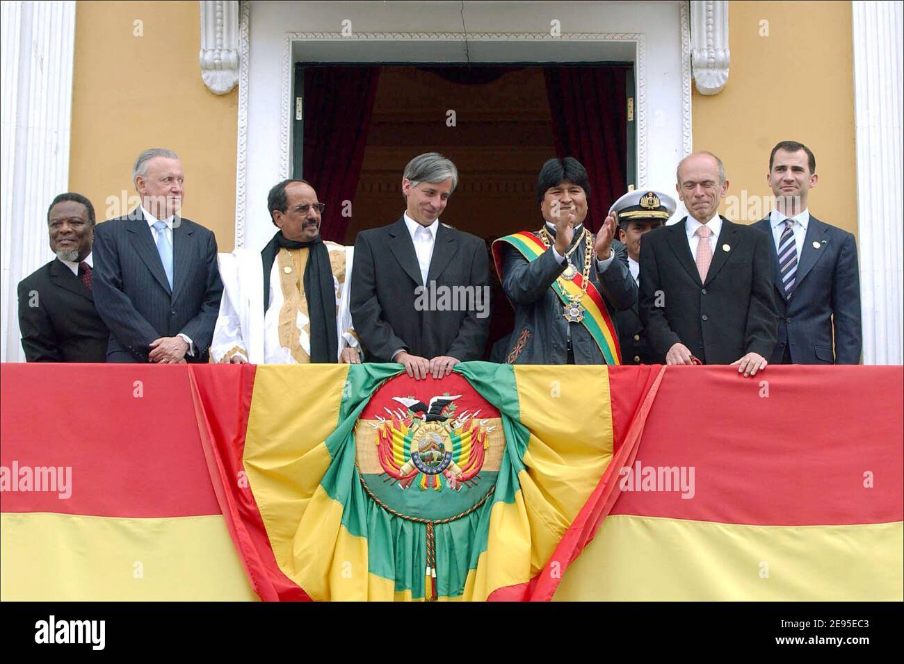 Der venezolanische Präsident Hugo Chavez und der neue bolivianische Präsident Evo Morales, Boliviens erster indigener Präsident, stehen am Sonntag, 22. Januar 2006, auf dem Balkon des Regierungspalastes in La Paz, Bolivien. Foto von Axelle de Russe/ABACAPRESS.COM Stockfoto