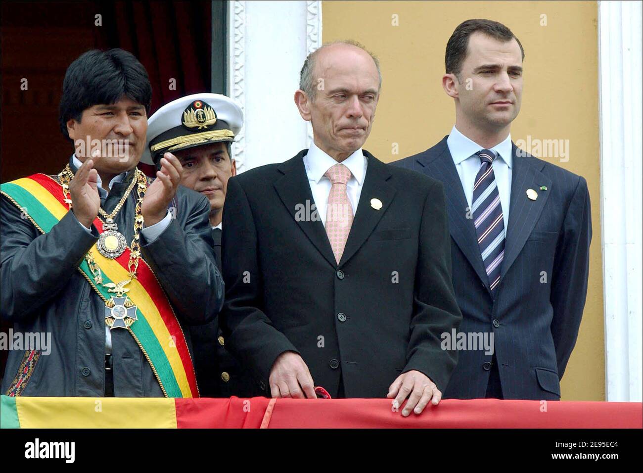 Der neue bolivianische Präsident Evo Morales, Boliviens erster indigener Präsident, der slowenische Präsident Janez Drnovsek und Prinz Felipe von Spanien stehen am 22. Januar 2006 auf dem Balkon des Regierungspalastes in La Paz, Bolivien. Foto von Axelle de Russe/ABACAPRESS.COM Stockfoto