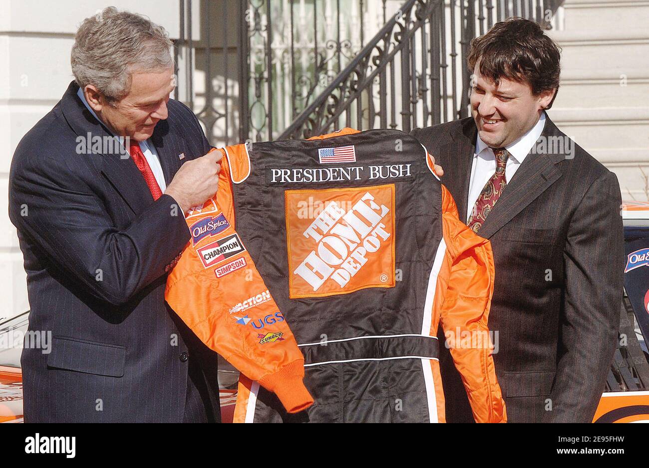 US-Präsident George W. Bush hält am 24. Januar 2006 einen Joe Gibbs Racing Jumpsuit, den der NASCAR-Champion 2005 Tony Stewart auf dem South Lawn des Weißen Hauses in Washington, DC, USA anbietet. Foto von Olivier Douliery/ABACAPRESS.COM Stockfoto