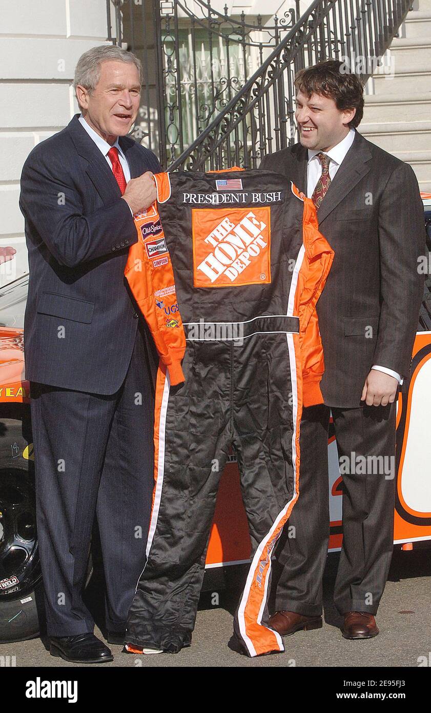 US-Präsident George W. Bush hält am 24. Januar 2006 einen Joe Gibbs Racing Jumpsuit, den der NASCAR-Champion 2005 Tony Stewart auf dem South Lawn des Weißen Hauses in Washington, DC, USA anbietet. Foto von Olivier Douliery/ABACAPRESS.COM Stockfoto