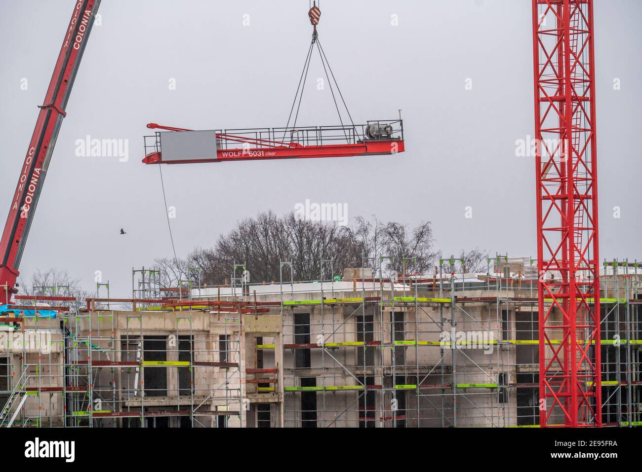 Demontage eines großen Baukran, auf einer großen Baustelle, Wohnbau, Rohbau abgeschlossen, Essen, NRW, Deutschland Stockfoto
