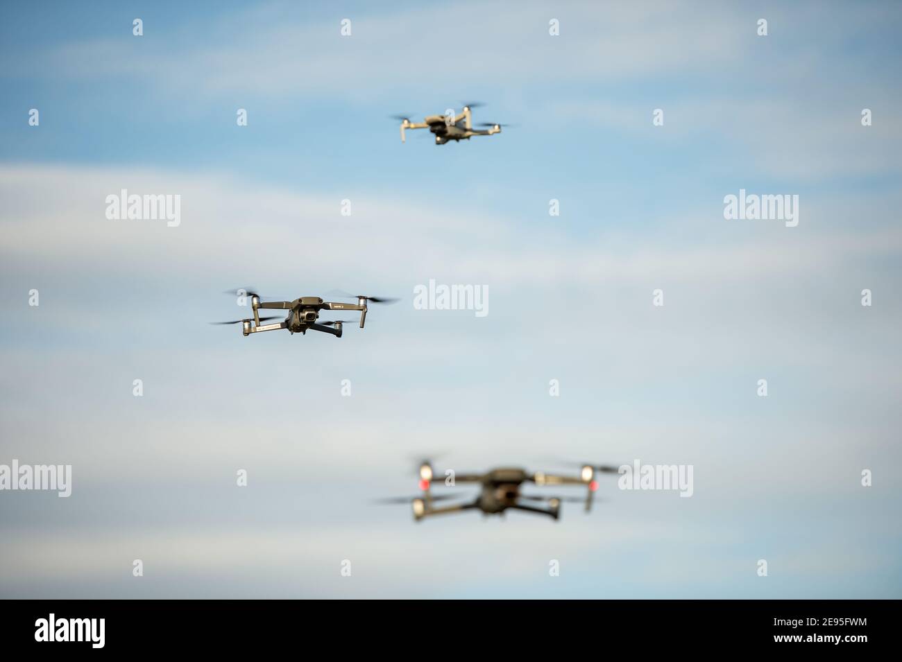 Drohnen am himmel -Fotos und -Bildmaterial in hoher Auflösung – Alamy