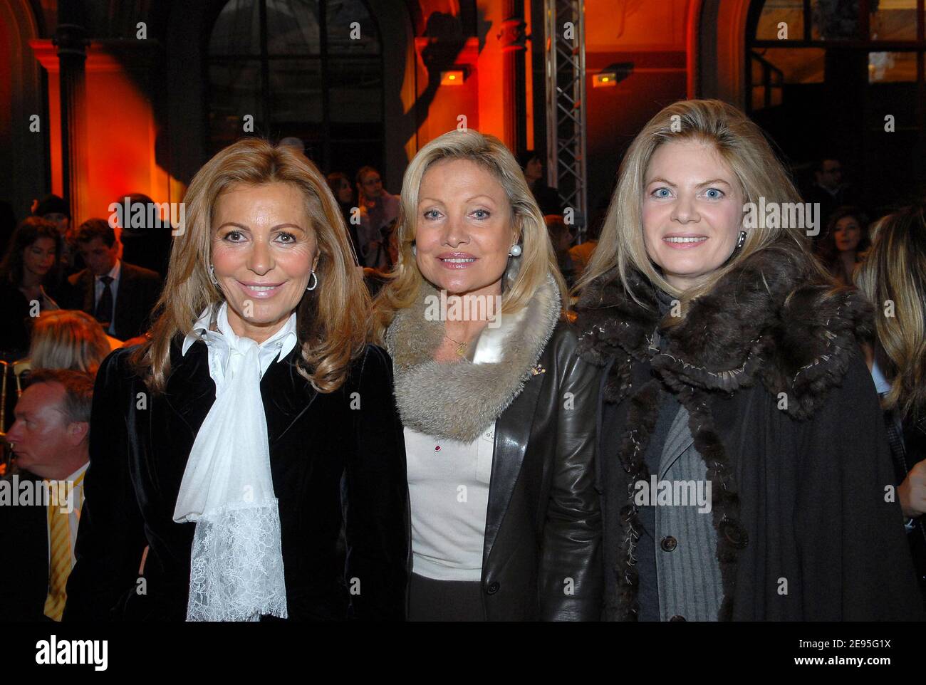 Ehefrau von Serge Weinberg, Baroness (l) und Baroness Edouard de Rothschild (r) begleitend libanesische Designerin Elie Saab Haute-Couture Frühjahr-Sommer 2006, Sammlungspräsentation in der 'L'Ecole Nationale des Beaux-Arts', Paris, Frankreich, am 25. Januar 2006. Foto von Abd Rabbo-Taamallah/ABACAPRESS.COM Stockfoto