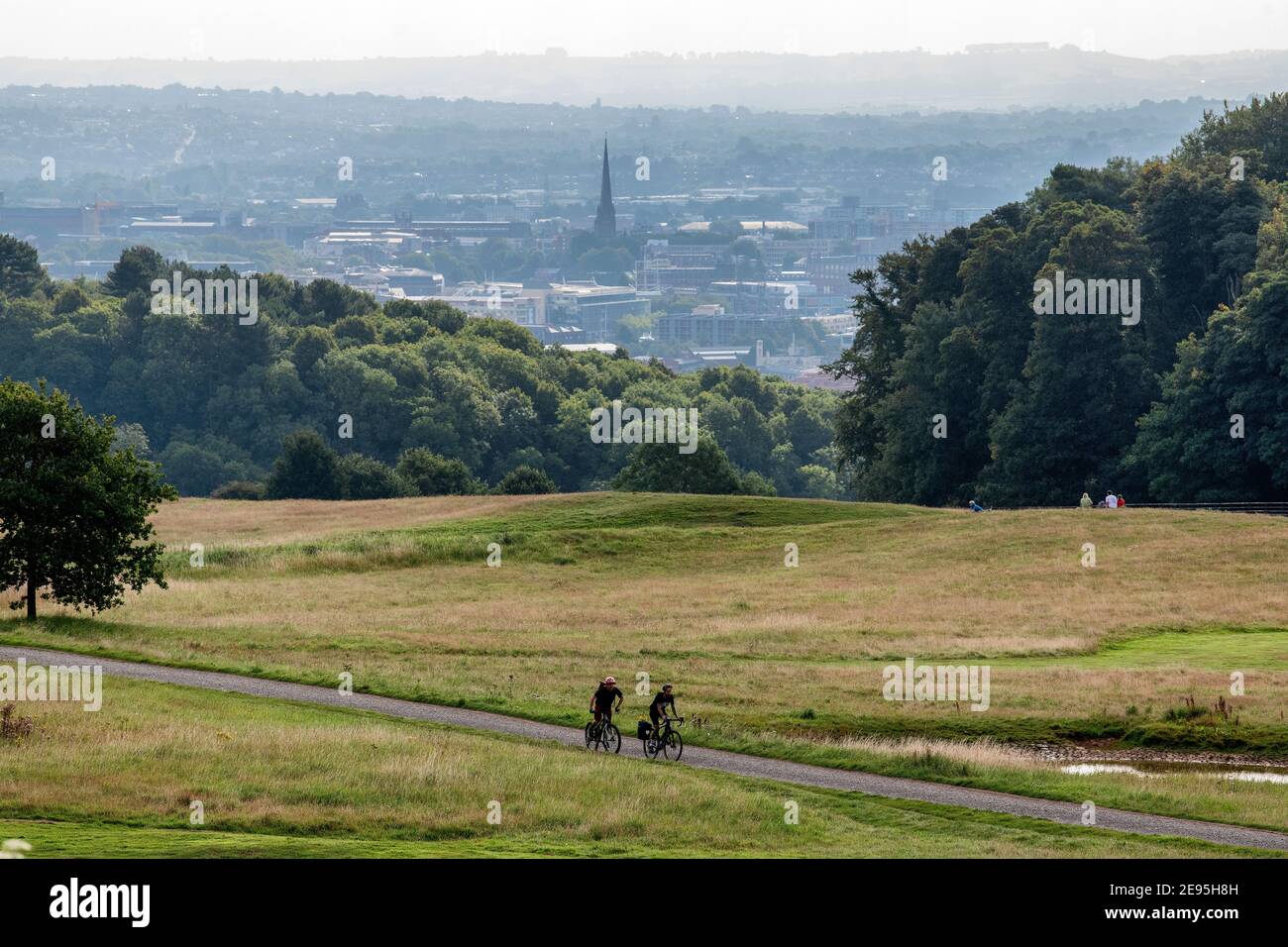 Zwei Radfahrer fahren im Sommer durch das Ashton Court Estate in Bristol. Stockfoto