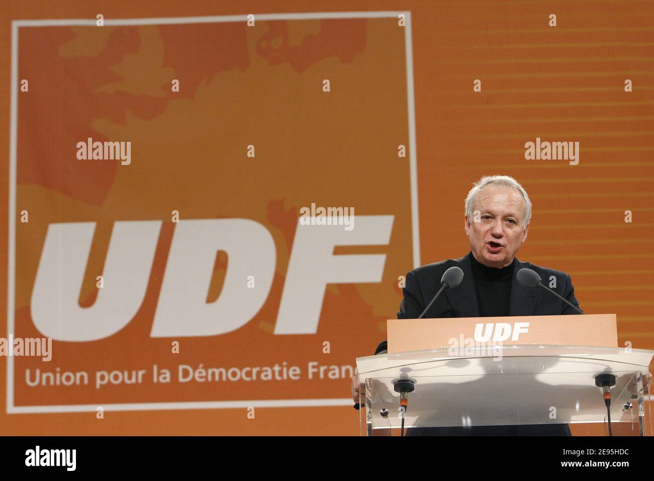 Jean-Marie Cavada wendet sich während des "außerordentlichen Kongresses" seiner Partei am 28. Januar 2006 in Lyon, Frankreich, an die Aktivisten der UDF. Foto von Mehdi Taamallah/ABACAPRESS.COM Stockfoto