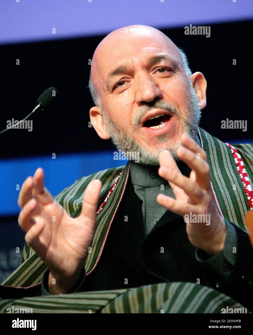 Hamid Karzai, Präsident Afghanistans, wurde während der Sitzung "US Freedom and Democracy Agenda" auf der Jahrestagung 2006 des Weltwirtschaftsforums in Davos, Schweiz, am 28. Januar 2006 festgehalten. Poolfoto von Remmy Steinegger/World Economic Forum/ABACAPRESS.COM Stockfoto