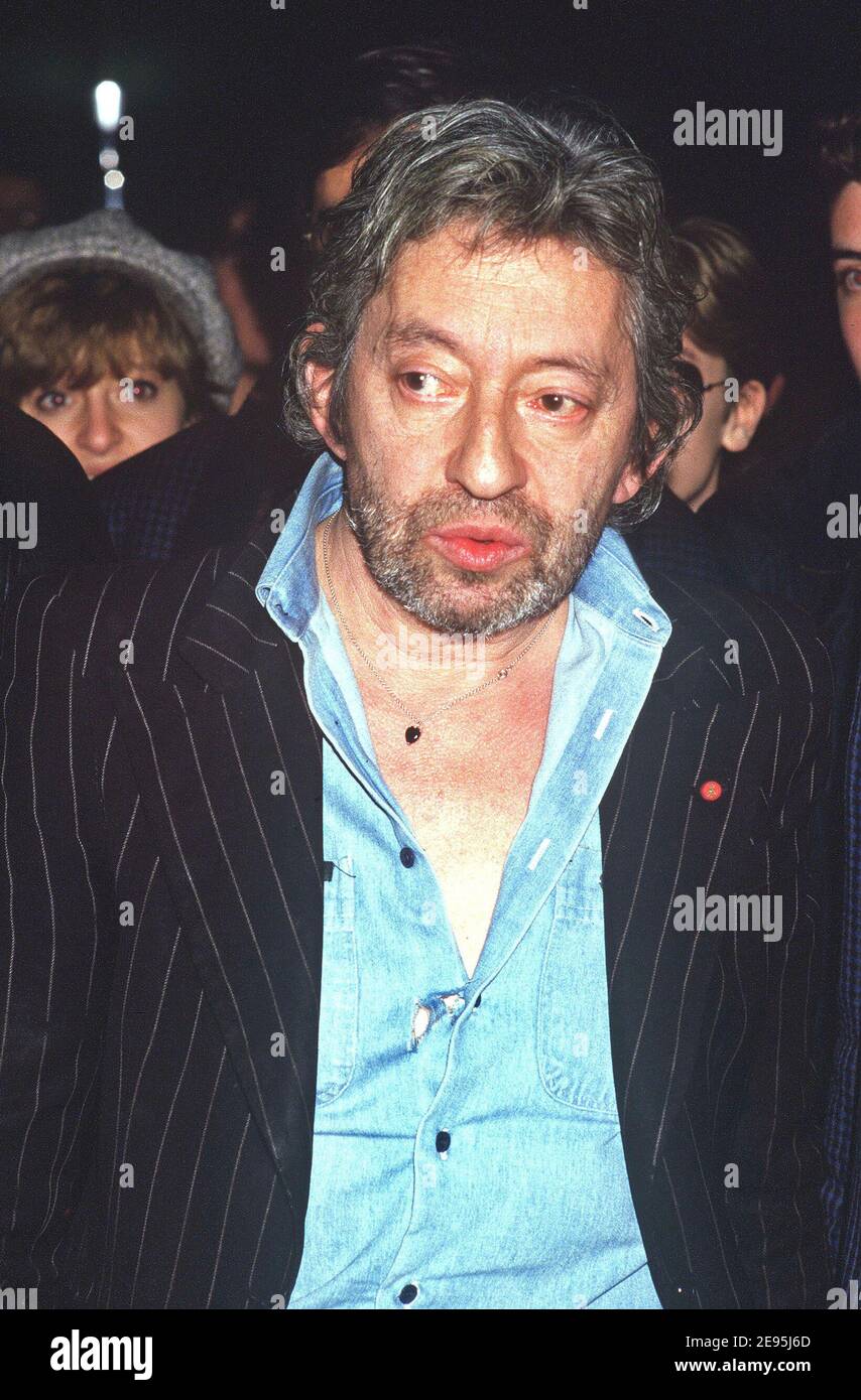 Der französische Sänger Serge Gainsbourg raucht und trinkt Whisky in einem Pub in der Nähe von Montparnasse in Paris, Frankreich am 1987. September. Foto von Christophe Geyres/ABACAPRESS.COM Stockfoto