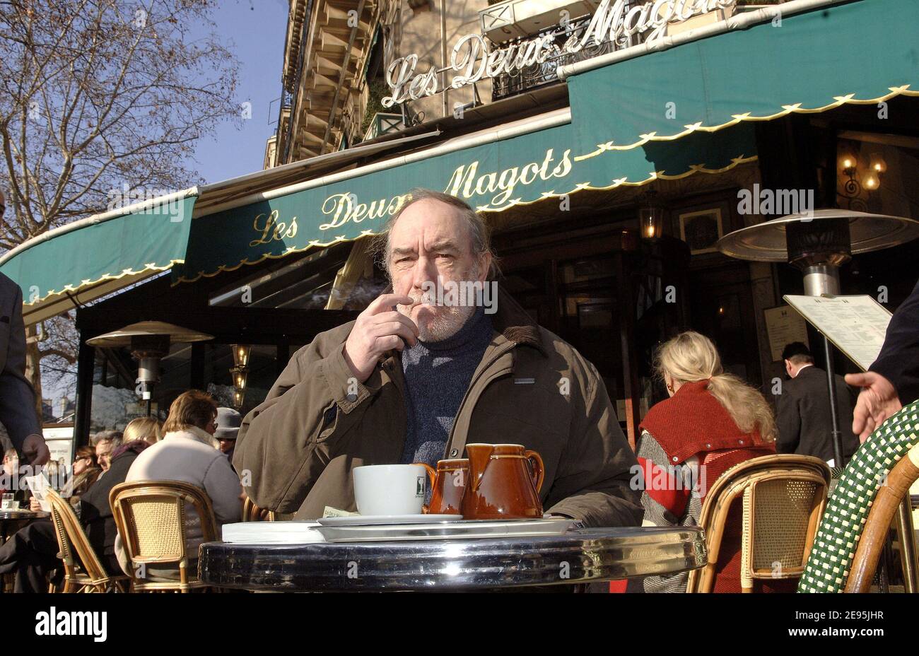 Der belgische Schriftsteller Jean-Claude Pirotte posiert am 31,2006. Januar auf der Terrasse des Cafés Les Deux Magots in Saint Germain des Pres in Paris, Frankreich, nachdem er für sein Buch "Une adolescence en Gueldre", das von La Table Ronde herausgegeben wurde, den Prix des Deux Magots 2006 gewonnen hatte. Foto von Giancarlo Gorassini/ABACAPRESS.COM Stockfoto