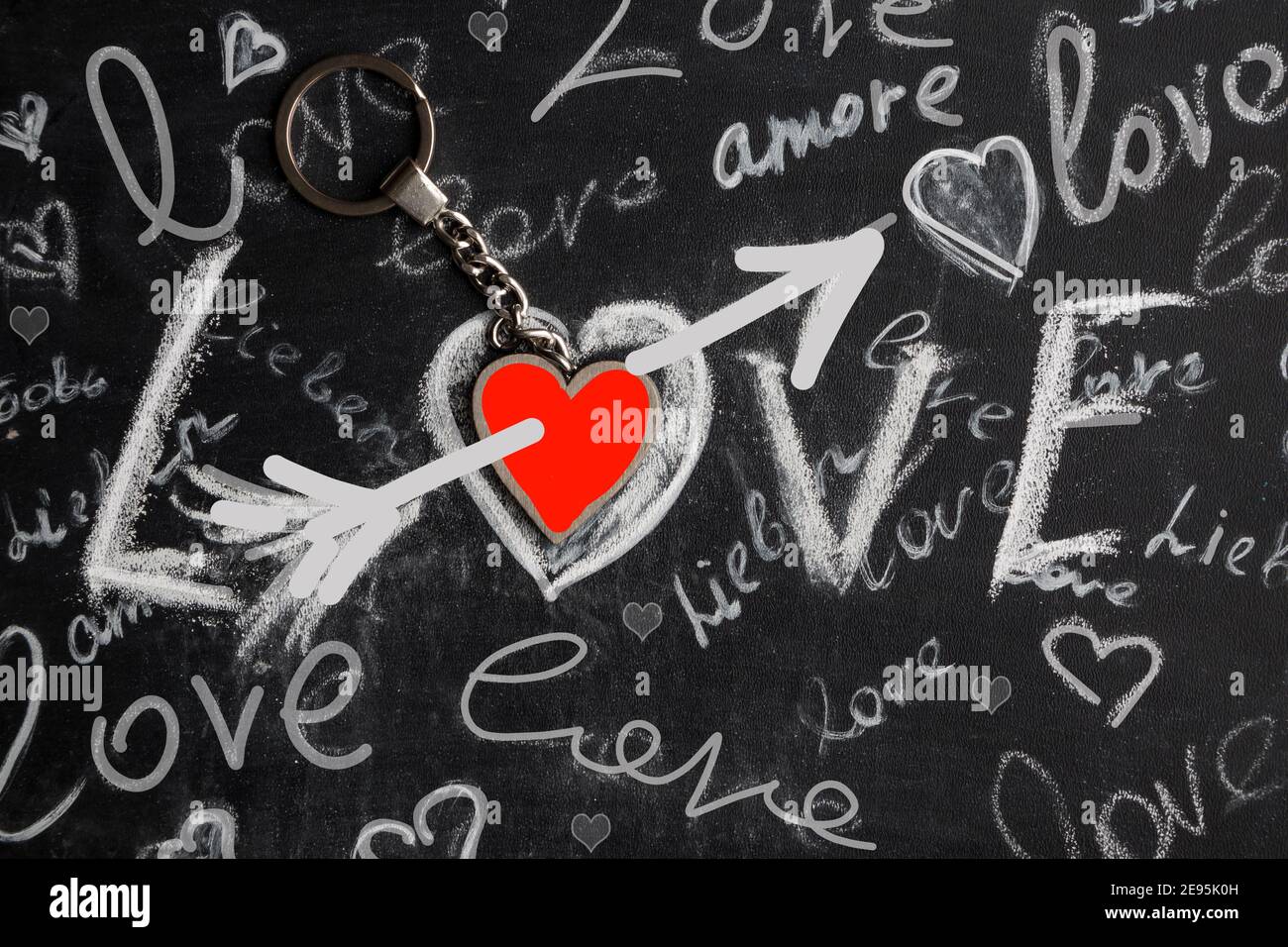 Tafel Mit Herz Und Pfeil Und Das Wort Liebe In Mehreren Sprachen Der Welt Geschrieben In Kreide Stockfotografie Alamy