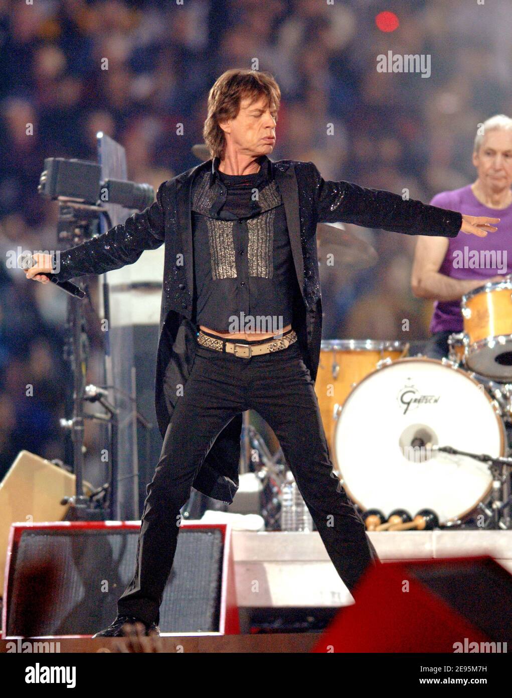 Mick Jagger von den Rolling Stones tritt live auf einer speziellen Bühne auf, die am 5. Februar 2006 während der Super Bowl XL Half-Time Show in Detroit, MI, USA, auf. Foto von Lionel Hahn/ABACAPRESS.COM Stockfoto