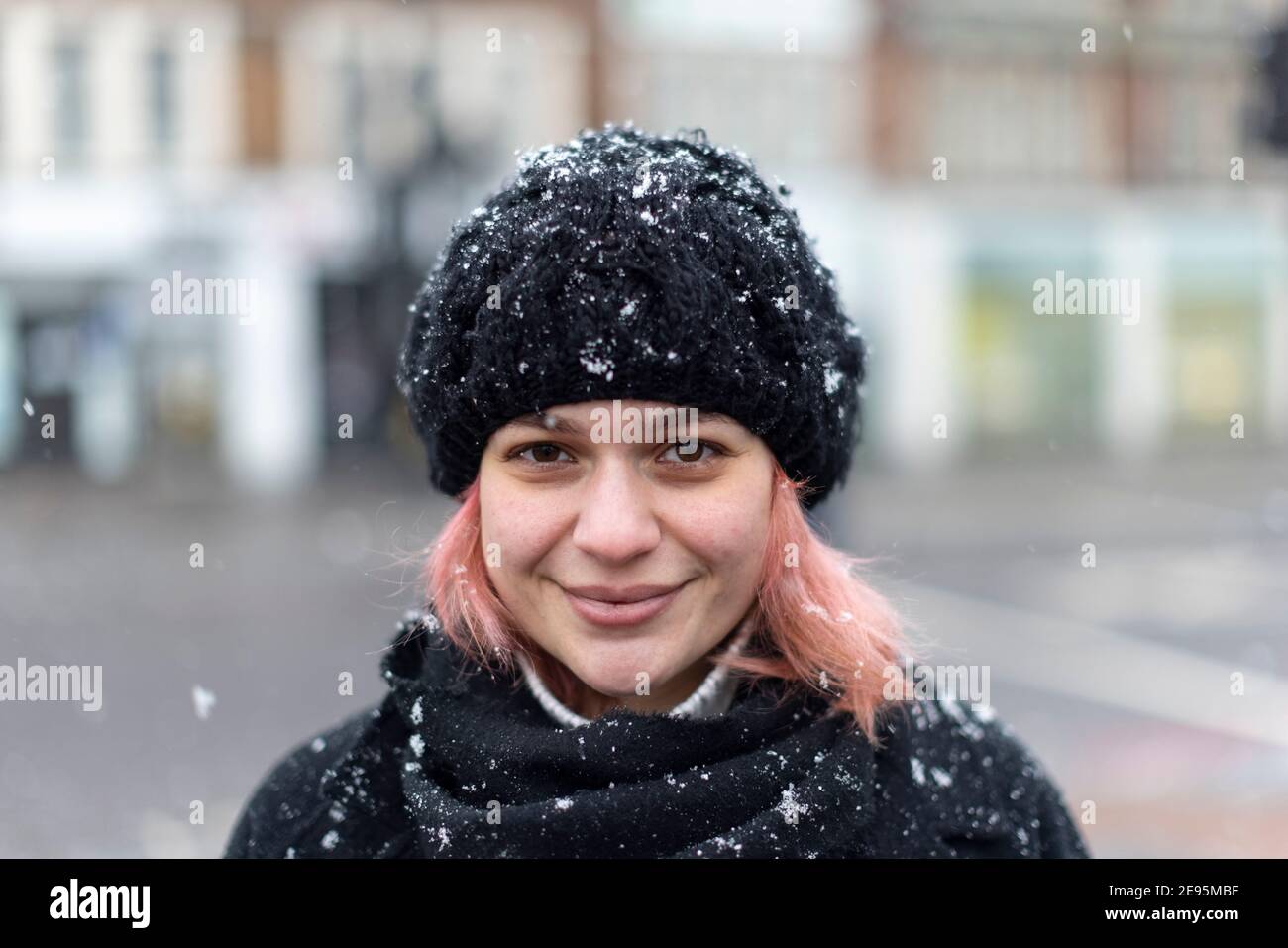 Porträt eines schneebedeckten jungen Mädchens, Brixton, London, 24. Januar 2021 Stockfoto