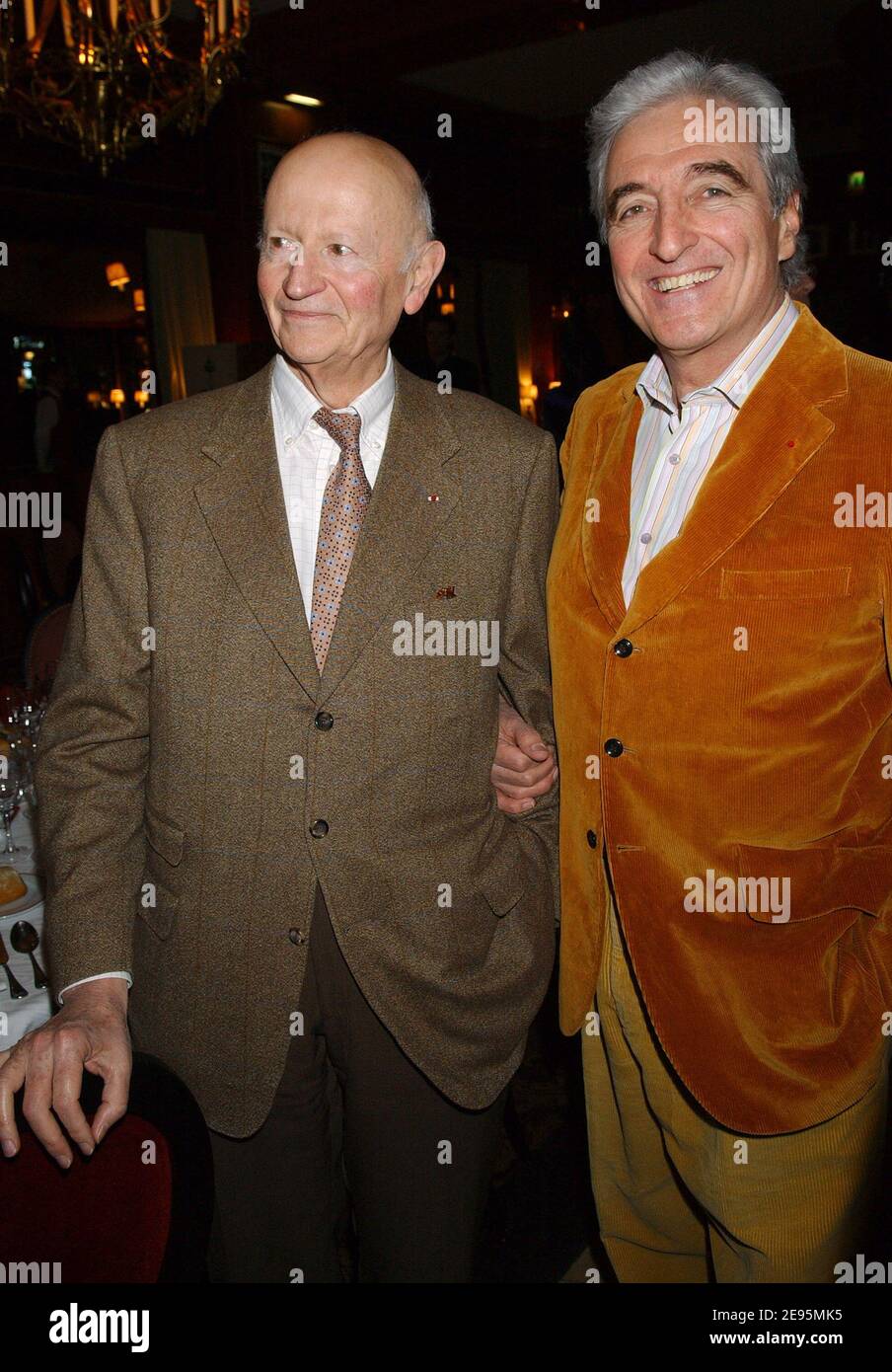 Gilles Jacob und Jean-Loup Dabadie nehmen am "Nomination Dinner" der Cesars Awards 2006 Teil, das am 6. Februar 2006 im berühmten Restaurant "Le Fouquet's" auf den Champs-Elysees in Paris, Frankreich, stattfand. Foto von Bruno Klein/ABACAPRESS.COM Stockfoto