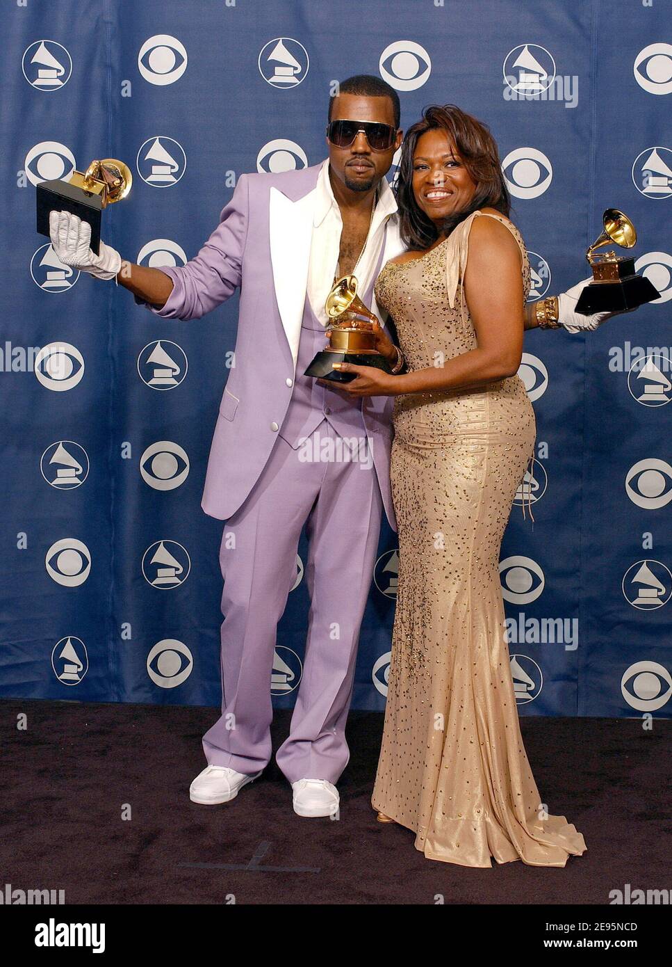 Kanye West, Gewinner des besten Rap Songs, Rap Solo und Rap Album, posiert mit seiner Mutter Donda West im Presseraum der 48. Annual Grammy Awards, die am 8. Februar 2006 im Staples Center in Los Angeles, CA, USA, abgehalten wurden. Foto von Hahn-Khayat/ABACAPRESS.COM Stockfoto
