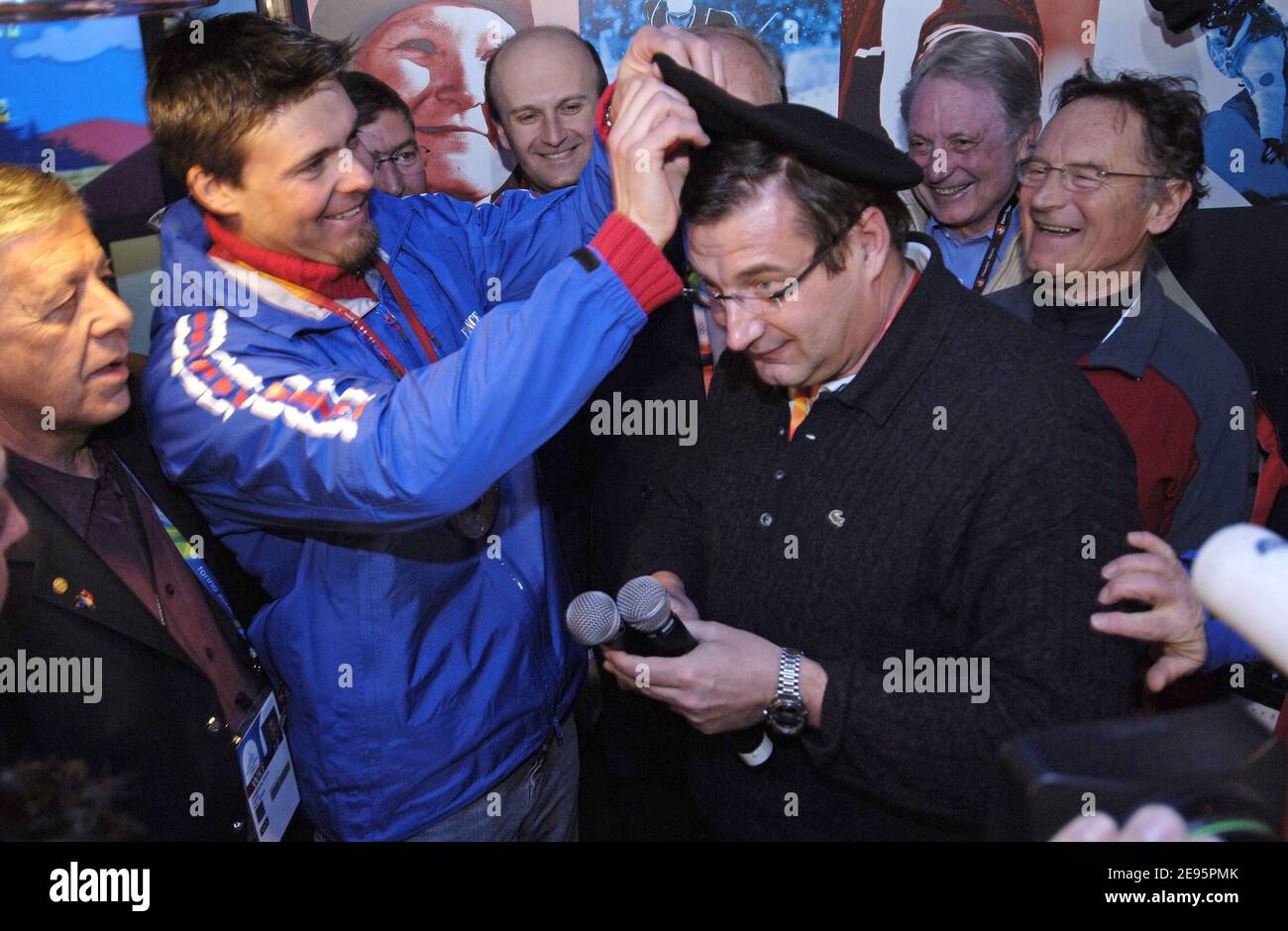 Der französische Antoine Deneriaz feiert am 12. Februar 2006 mit dem französischen Sportminister Jean-Francois Lamour in Sestrieres, Italien, seine Goldmedaille bei der Abfahrt der Männer bei den XX Olympischen Winterspielen. Foto von Gouhier-Nebinbger-Orban/CAMELEON/ABACAPRESS.COM Stockfoto