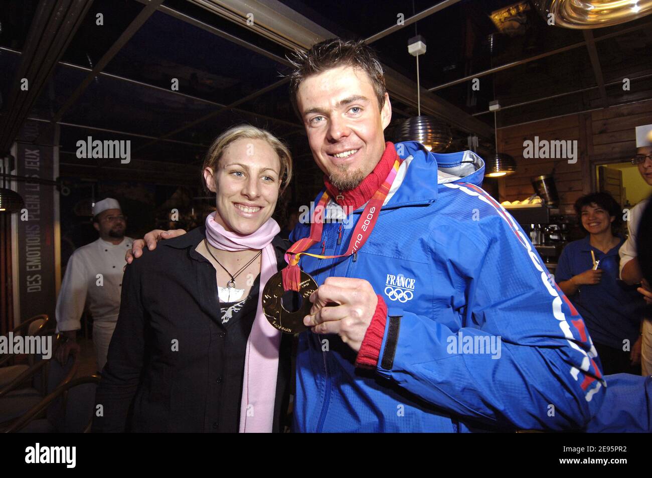 Der französische Antoine Deneriaz feiert am 12. Februar 2006 mit der französischen Skifahrerin Ingrid Jacquemod in Sestrieres, Italien, seine Goldmedaille bei der Abfahrt der Männer bei den XX Olympischen Winterspielen. Foto von Gouhier-Nebinbger-Orban/CAMELEON/ABACAPRESS.COM Stockfoto