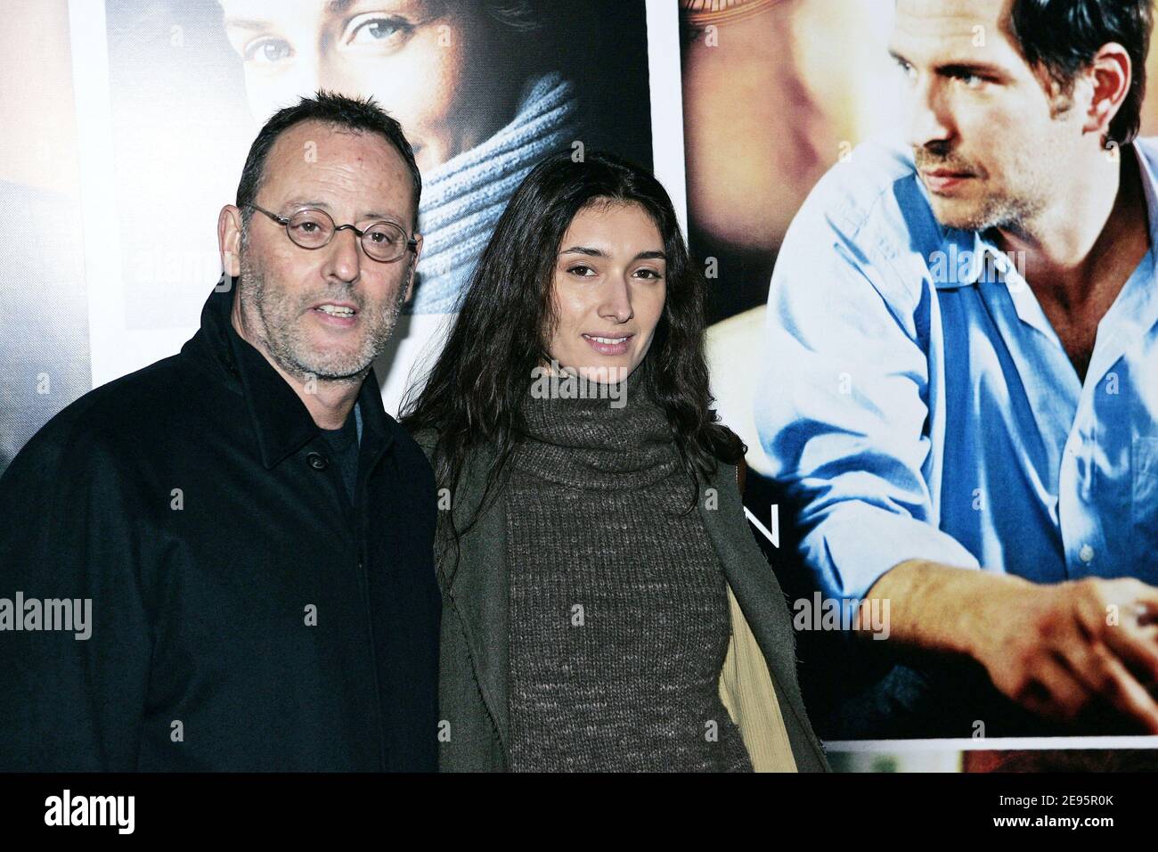 Der französische Schauspieler Jean Reno und seine Verlobte Zofia Borucka besuchen am 13. Februar 2006 den Film "Fauteuils d'Orchestre" von Daniele Thompson im UGC Normandy in Paris. Foto von Laurent Zabulon/ABACAPRESS.COM. Stockfoto