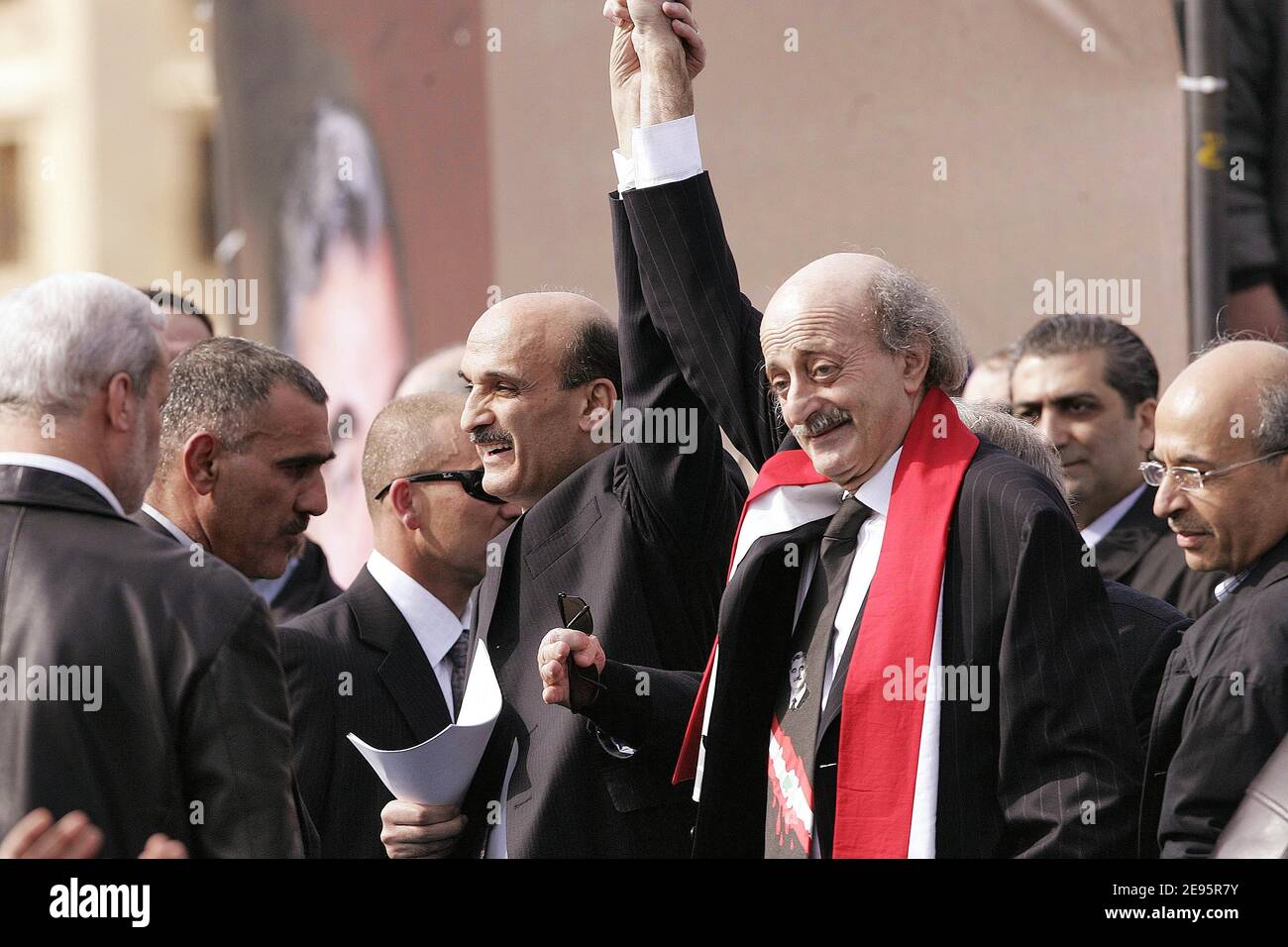 Der libanesische Militärführer Samir Geagea und der Drusenführer Walid Jumblatt schließen sich bei einer Massenversammlung zum ersten Jahrestag der Ermordung des ersten Premierministers Rafiq Hariri am 14. Februar 2006 im Zentrum von Beirut, Libanon, an. Beirut verwandelte sich in ein Meer von roten und weißen Flaggen, als der Libanon ein Jahr seit Hariris Ermordung markierte, inmitten der zunehmenden Aufrufe zur Absetzung des pro-syrischen Präsidenten Emile Lahoud. Foto von Michael Dohrn/ABACAPRESS.COM Stockfoto