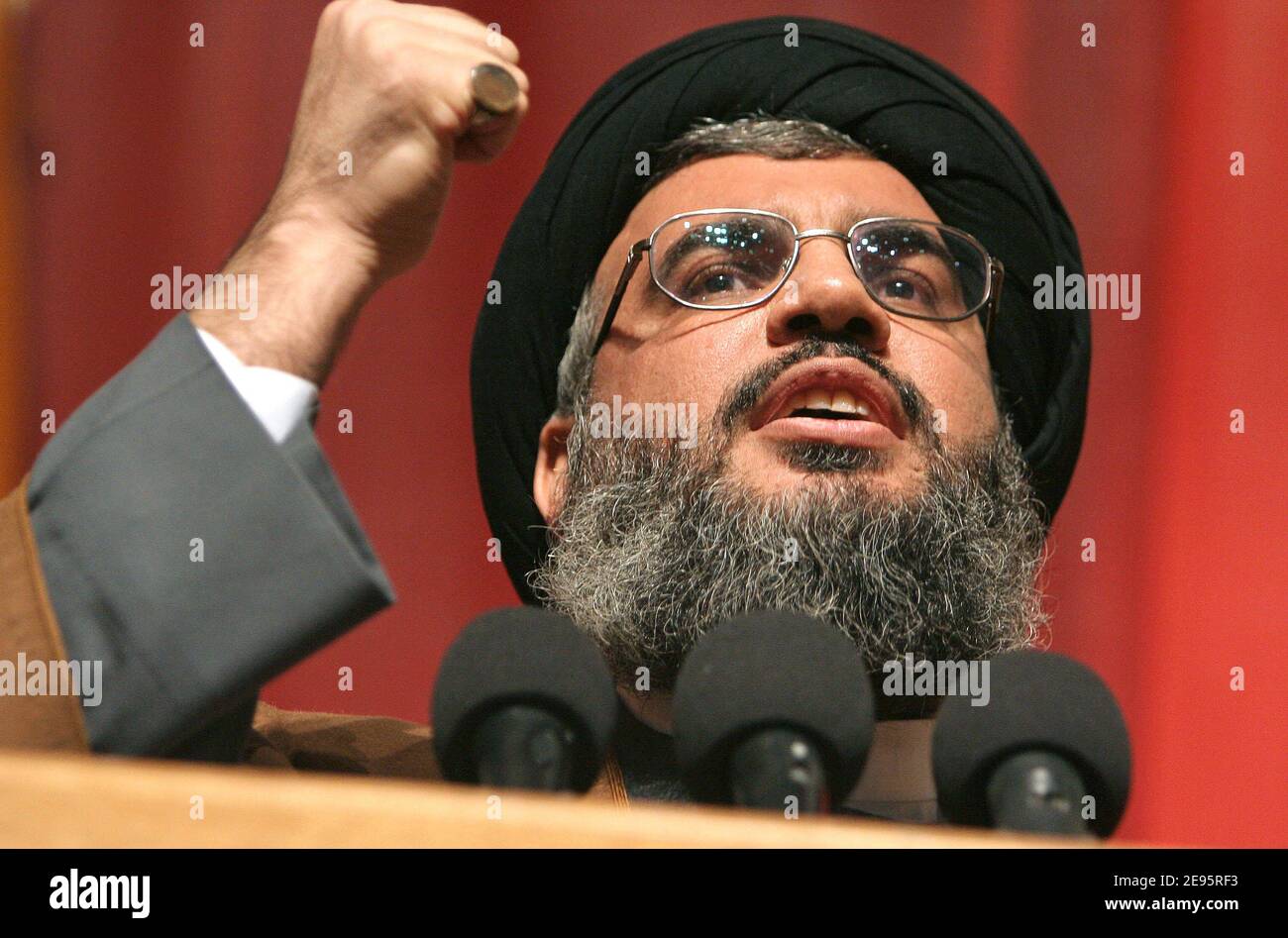 Der Hisbollah-Führer Sayyed Hassan Nasrallah hält eine Rede während des 14. Gedenkens an den Tod seines Vorgängers Sheik Abbas Musawi am 16. Februar 2006 in Beirut, Libanon. Der ehemalige Führer der Widerstandsbewegung, Sheik Abbas Musawi, wurde vor 14 Jahren bei einem israelischen Hubschrauberangriff getötet, 6 Jahre nach dem Attentat von unbekannten Schützen seines Vorgängers Sheik Ragheb Harb. Als Reaktion auf eine große Gedenkfeier auf Beiruts zentralem Platz zum ersten Jahrestag des Todes von Rafik Hariri, markierte die Hisbollah ihren eigenen Gedenktag für ihre Führer im Februar Stockfoto