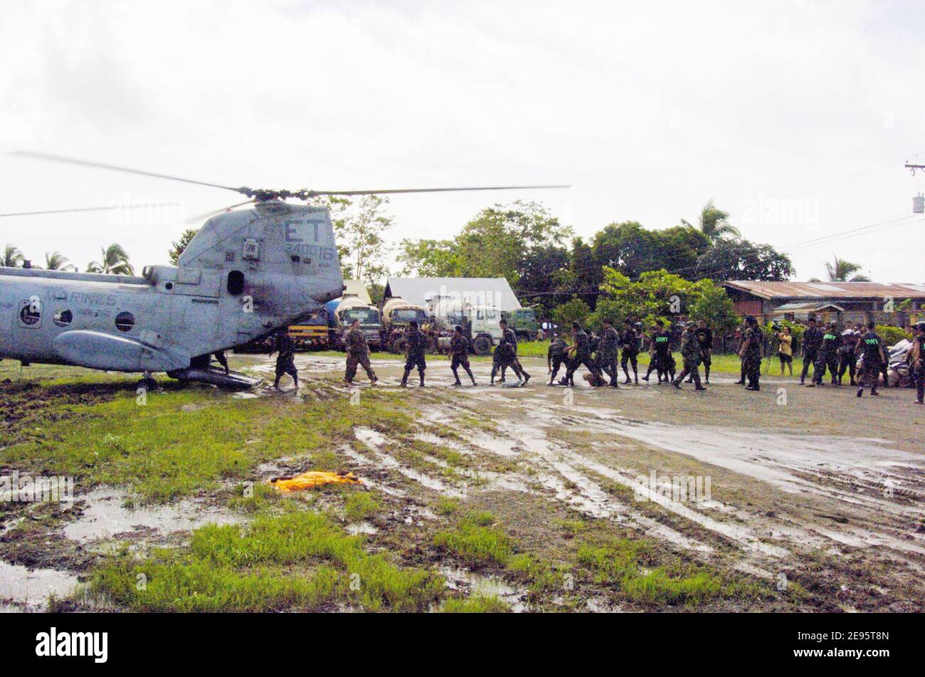 Soldaten der philippinischen Armee entladen Lebensmittel, Decken, Wasser und andere lebenswichtige Hilfsgüter aus einem Sea-Knight-Hubschrauber, Teil des Marine Air Combat Element an Bord der US-Navy Schiffe, die humanitäre Hilfe für die Opfer des Erdrutsches vom 17. Februar 2006. Foto USN über ABACAPRESS.COM Stockfoto