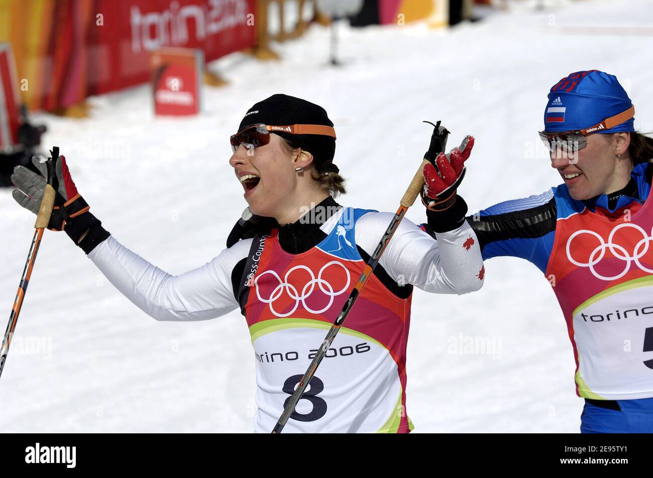 Kanadas Chandra Crawford feiert, nachdem sie die Goldmedaille beim Finale des Frauen-Langlaufsprints bei den Olympischen Winterspielen 2006 in Turin im Pragelato Plan, Italien, am 22. Februar 2006 gewonnen hat. Die XX Olympischen Winterspiele laufen vom 10. Februar bis 26. Februar 2006. Foto von Gouhier-Nebinger/Cameleon/ABACAPRESS.COM Stockfoto