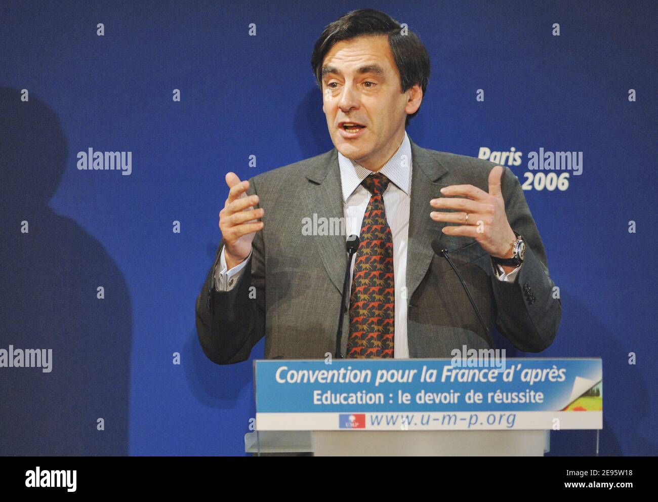 "Der ehemalige Bildungsminister Francois Fillon hält am 22. Februar 2006 seine Rede auf dem "La Maison de la Chimie" in Paris, Frankreich, über neue Lösungen für Schule und Bildung. Foto von Christophe Guibbaud/ABACAPRESS.COM' Stockfoto