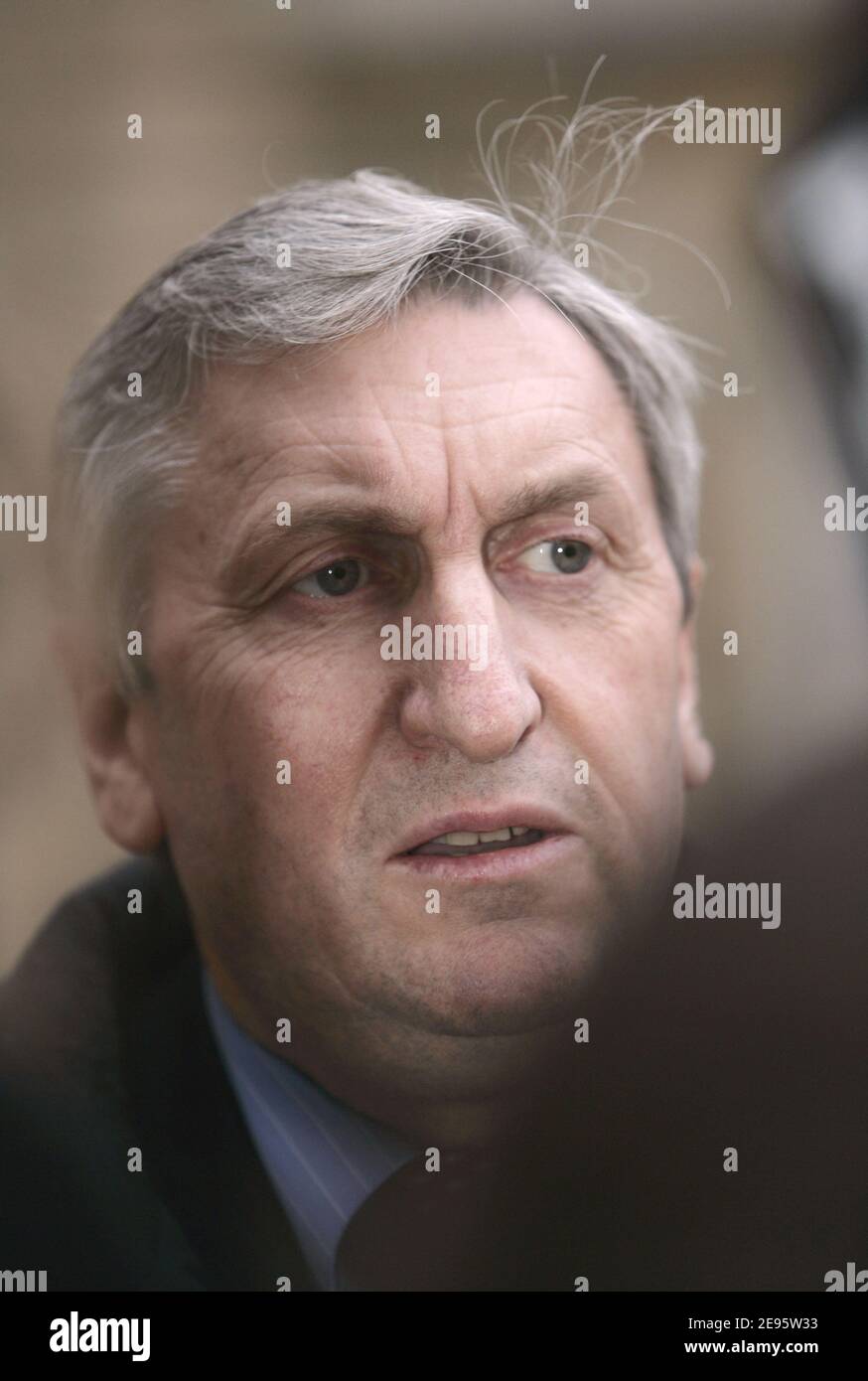 Jean-Michel Lemetayer, Präsident der FNSEA (Französischer Bauernverband), trifft sich am 23. Februar 2006 mit dem französischen Präsidenten Jacques Chirac im Elysee-Palast in Paris. Lemetayer wird sich um Soforthilfe für französische Geflügelproduzenten bemühen, die nach der Vogelgrippenkrise in Frankreich große Verluste zu verzeichnen haben. Foto von Thierry Orban/ABACAPRESS.COM Stockfoto