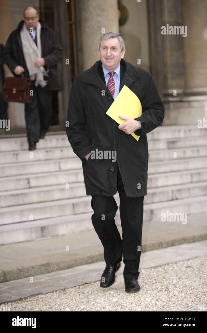 Jean-Michel Lemetayer, Präsident der FNSEA (Französischer Bauernverband), trifft sich am 23. Februar 2006 mit dem französischen Präsidenten Jacques Chirac im Elysee-Palast in Paris. Lemetayer wird sich um Soforthilfe für französische Geflügelproduzenten bemühen, die nach der Vogelgrippenkrise in Frankreich große Verluste zu verzeichnen haben. Foto von Thierry Orban/ABACAPRESS.COM Stockfoto