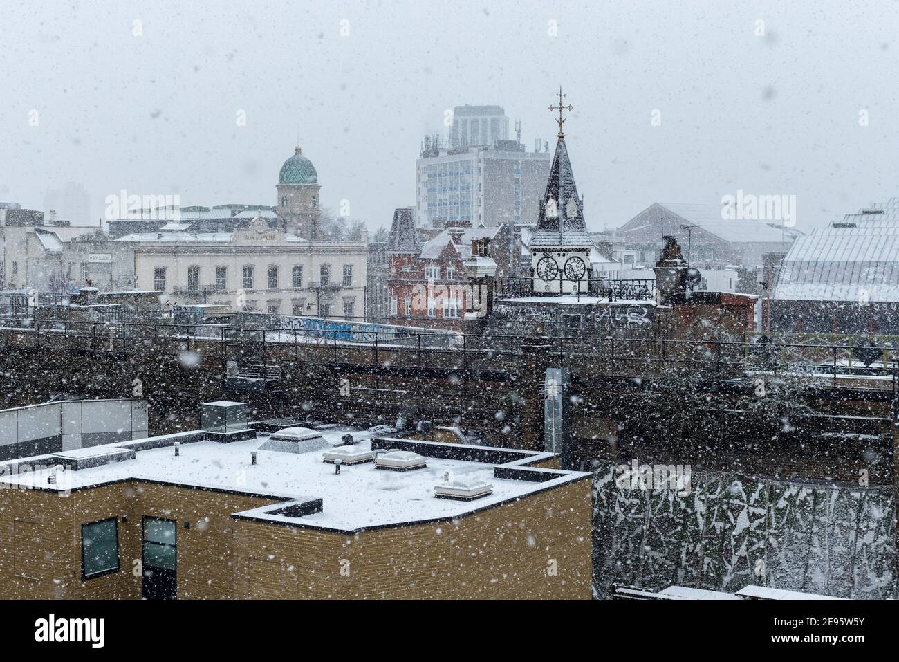 Stadtansicht bei starkem Schnee, Brixton, London, 24. Januar 2021 Stockfoto