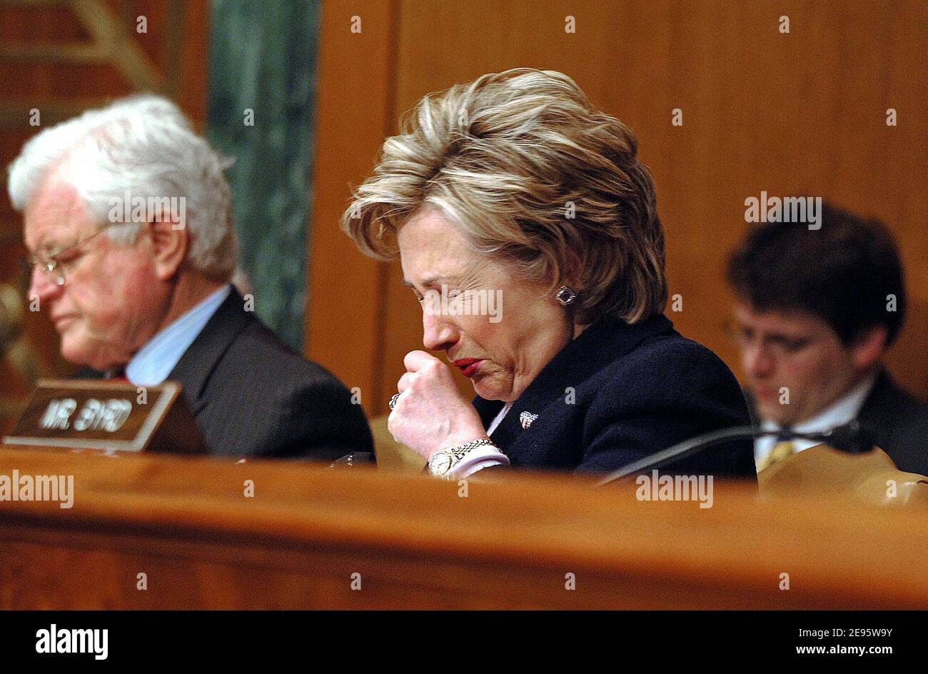 Die US-Senatorin Ted Kennedy (D-MA) und die US-Senatorin Hillary Clinton (D-NY) , die während einer Nachrichtenbesprechung und einer Frage-und-Antwort-Sitzung auf Captiol Hill am 23. Februar 2006 in Washington, DC, Bemerkungen zu hören scheint. Die Mitglieder des Ausschusses luden England und andere Vertreter des Finanzministeriums, der Heimatschutz und der staatlichen Abteilungen ein, über einen 6.8-Milliarden-Dollar-Deal zu sprechen, der einem Unternehmen in Dubai die Verwaltung von sechs amerikanischen Häfen ermöglichen würde.Foto: Olivier Douliery/ABACAPRESS.COM Stockfoto