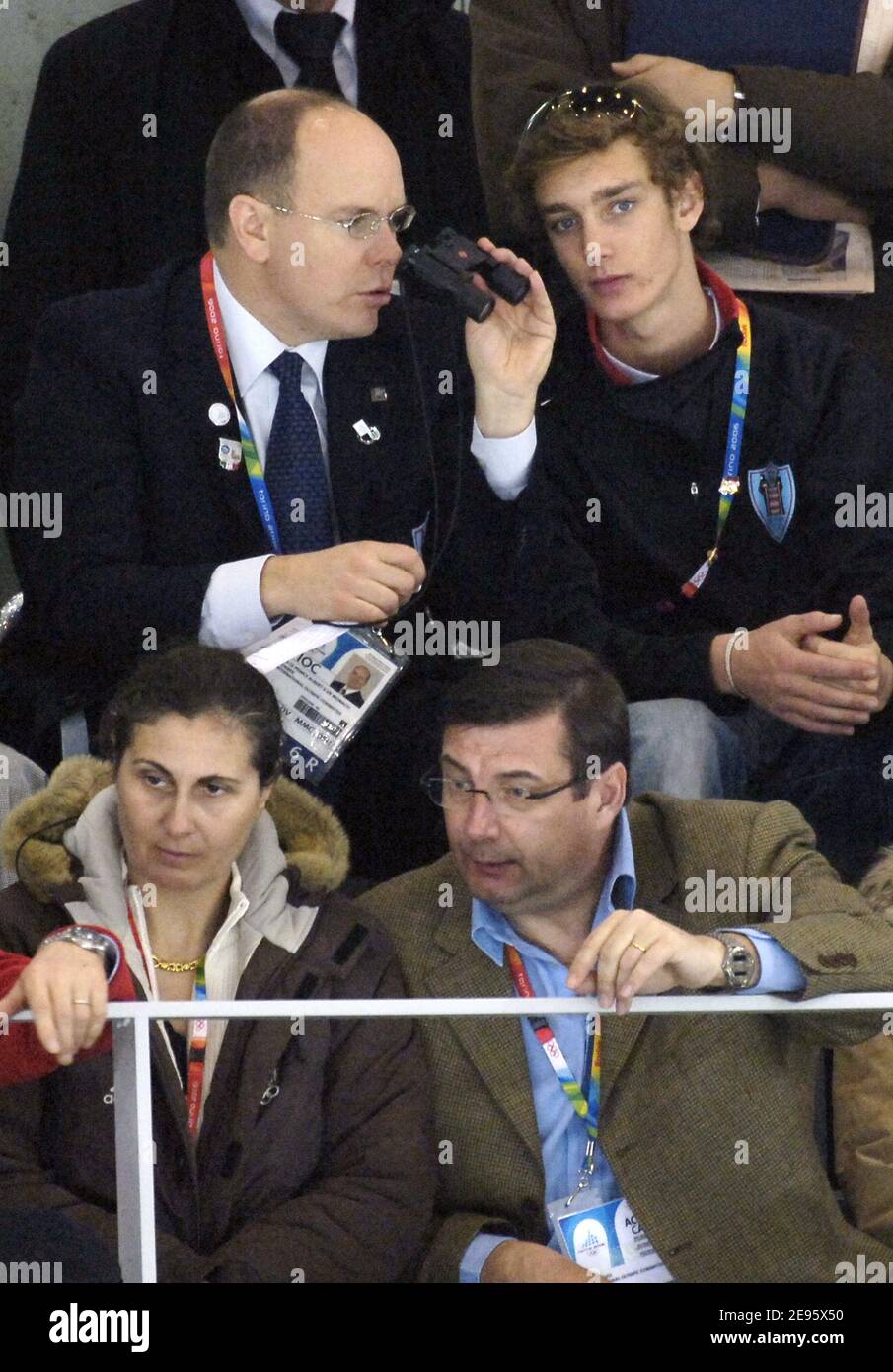 Prinz Albert von Monaco und sein Neffe Pierre Casiraghi schauen sich das Finale der Eishockey-Herren Schweden gegen Finnland an, das am 26. Februar 2006 im Palasport Olympico in Turin, Italien, stattfand. Schweden gewann das Gold, besiegte Finnland (Silber) 3:2. Foto von Nicolas Gouhier/ABACAPRESS.COM Stockfoto