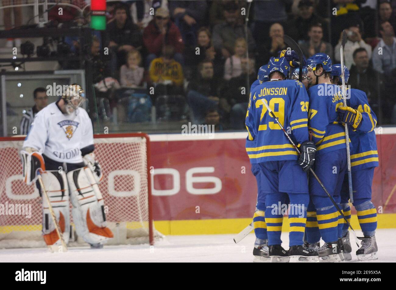 Eishockey-Finale der Herren, Schweden gegen Finnland im Palasport Olimpico während der XX. Olympischen Winterspiele, in Turin, Italien, am 26. Februar 2006. Der schwedische Goldmedaillengewinner gewann 3:2. Die XX Olympischen Winterspiele laufen vom 10. Februar bis 26. Februar 2006. Foto von Nicolas Gouhier/Cameleon/ABACAPRESS.COM Stockfoto