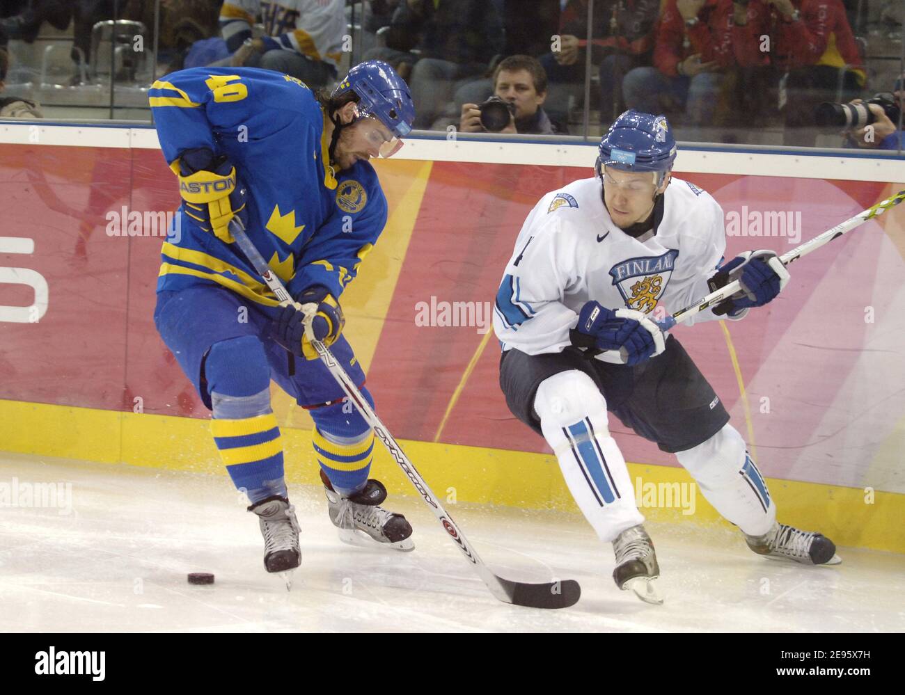 Eishockey-Finale der Herren, Schweden gegen Finnland im Palasport Olimpico während der XX. Olympischen Winterspiele, in Turin, Italien, am 26. Februar 2006. Der schwedische Goldmedaillengewinner gewann 3:2. Die XX Olympischen Winterspiele laufen vom 10. Februar bis 26. Februar 2006. Foto von Nicolas Gouhier/Cameleon/ABACAPRESS.COM Stockfoto