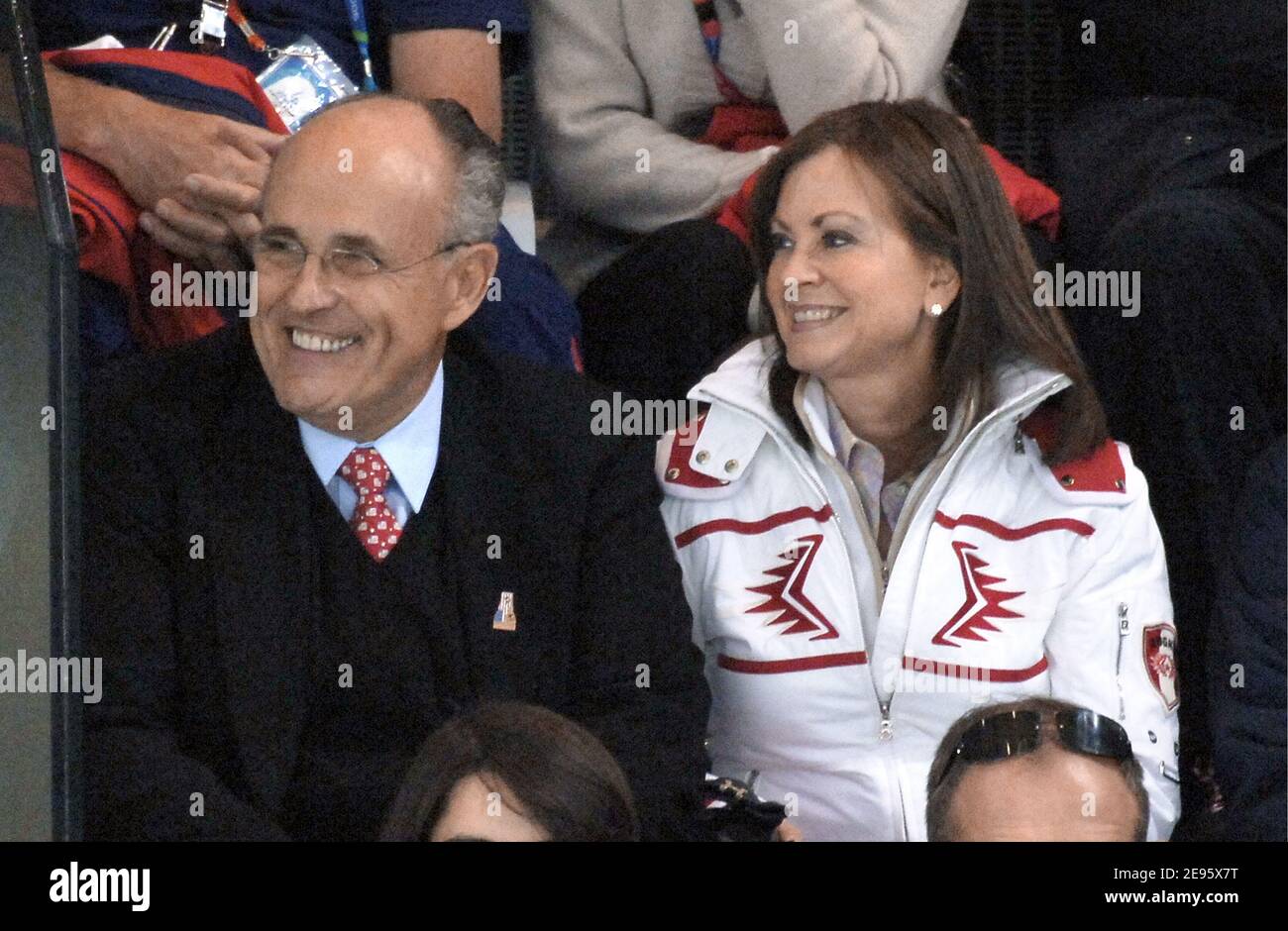 Der ehemalige Bürgermeister von New York, Rudolph Giuliani, und seine Frau Judith Nathan nehmen am Eishockey-Finale Schweden gegen Finnland Teil, das am 26. Februar 2006 im Palasport Olympico in Turin stattfand. Schweden gewann das Gold, besiegte Finnland (Silber) 3:2. Foto von Nicolas Gouhier/ABACAPRESS.COM Stockfoto