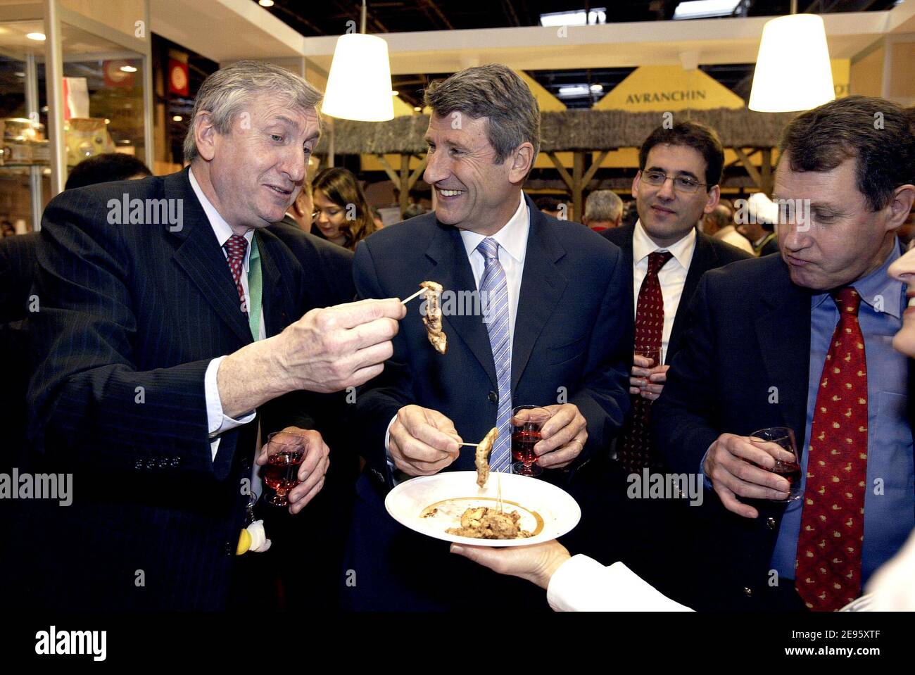 Philippe de Villiers, Präsident der MPF Party, besucht am 28. Februar 2006 die Internationale Landwirtschaftsausstellung in Paris. De Villiers, ursprünglich aus der Vendee-Region (westlich von Frankreich) wollte französischen Bürgern sagen, dass sie trotz der Vogelgrippe-Krise in Frankreich Geflügel essen sollten. Hier schmeckt Philippe de Villiers Huhn, mit Jean-Michel Lemetayer (l), Präsident des Verbands der französischen Bauernunion. Foto von Edouard Bernaux/ABACAPRESS.COM Stockfoto