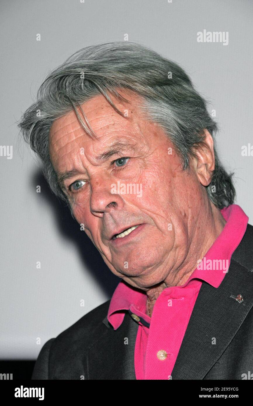 Der legendäre französische Schauspieler Alain Delon nimmt am 28. Februar 2006 an der Sondervorführung von 'Le Samourai' im Champollion-Kino in Paris Teil. Foto von Denis Guignebourg/ABACAPRESS.COM Stockfoto