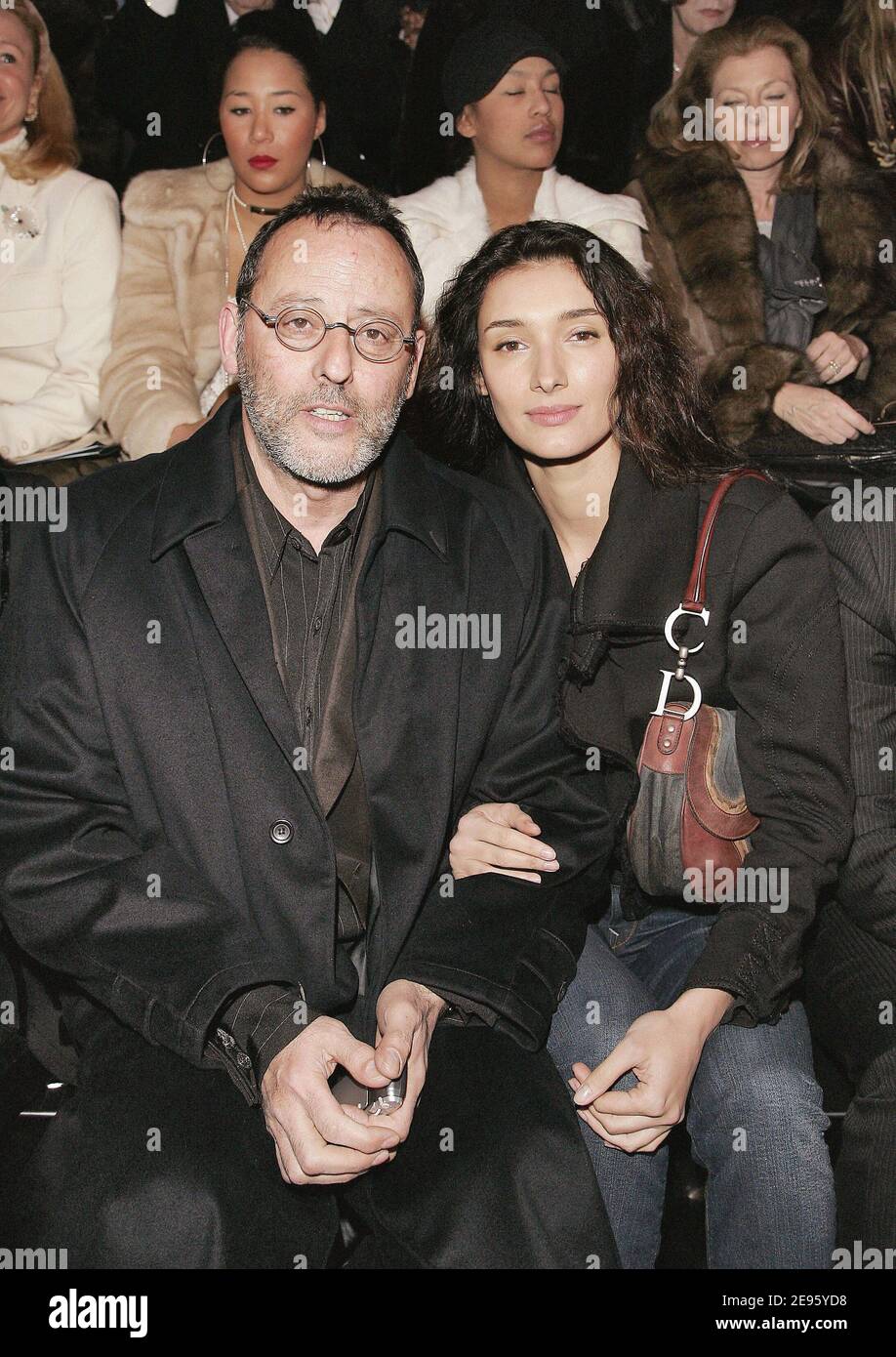 Der französische Schauspieler Jean Reno und seine Verlobte Zofia Borucka nehmen am 28. Februar 2006 an der Präsentation der Ready-to-Wear-Kollektion Herbst-Winter 2006-2007 von Christian Dior in Paris Teil. Foto von Taamallah-Orban-Zabulon/ABACAPRESS.COM Stockfoto